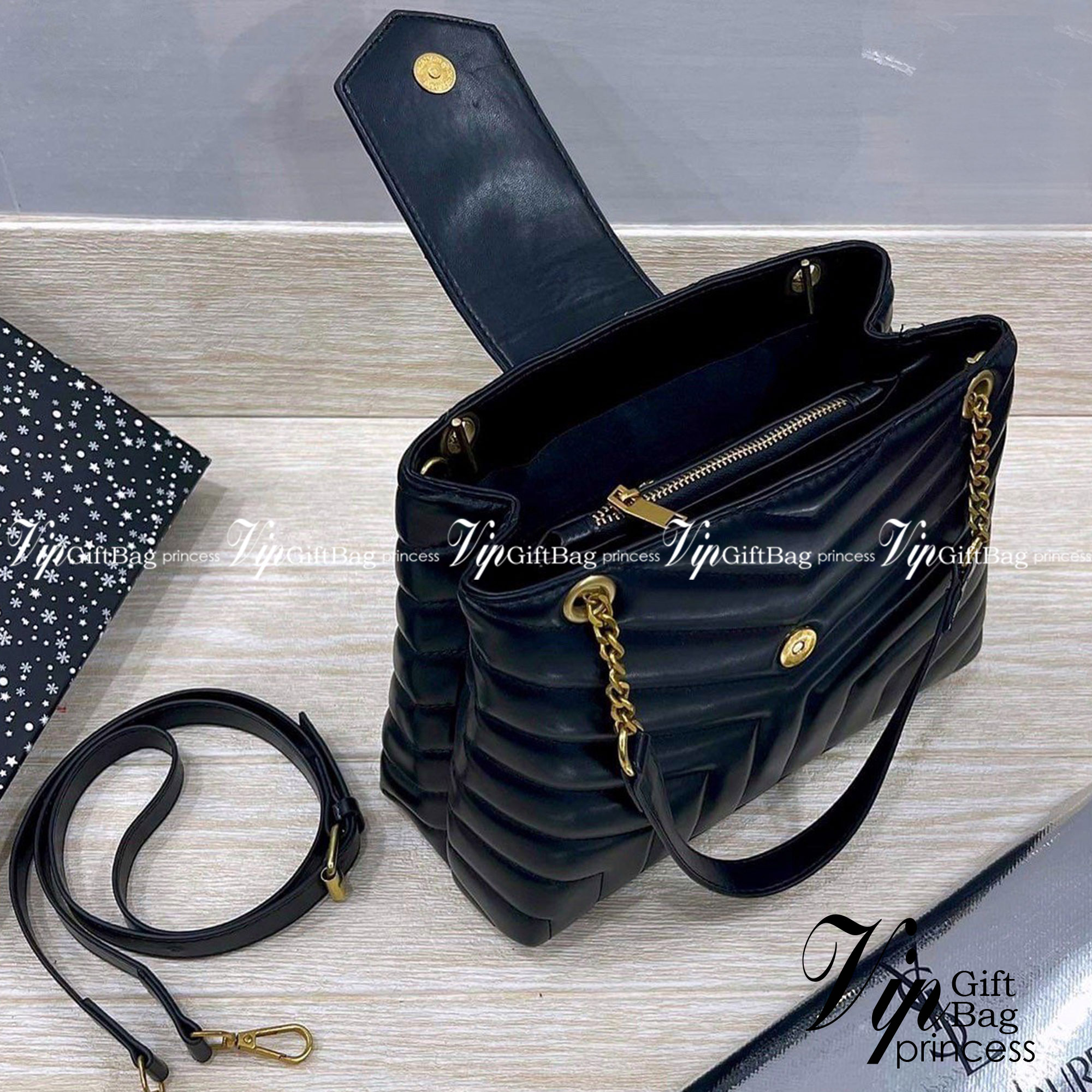 SAINT LAURENT YSL Loulou small quilted leather shoulder bag รุ่นยอดนิยม หายากที่สาวๆตามหา ใบนี้เลย!! สวยหรู ผู้ดี กระเป๋าสะพายไหล่ ดีไซน์อยู่ทรง สะพายได้ 2 แบบ สายหนังสลับโซ่ในตัว และสายยาวถอดได้ สวยคลาสสิคแฝงความหรูด้วยโลโก้สีทองอร่าม และสีเงินโดดเด่น สา