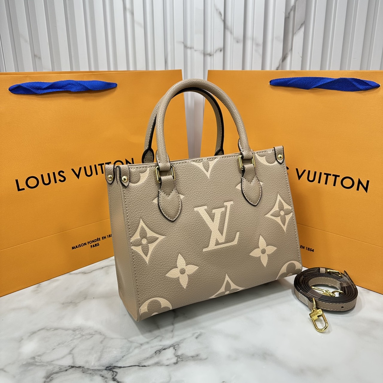 ORI หนังแท้ | LV OnTheGo PM bag กระเป๋าสะพายทรงโท้ท Monogram Empreinte ประทับลาย Medium Bicolor พกพาของใช้ที่จำเป็นอย่างมินิแท็บเล็ต เลือกใช้งานได้หลายรูปแบบ