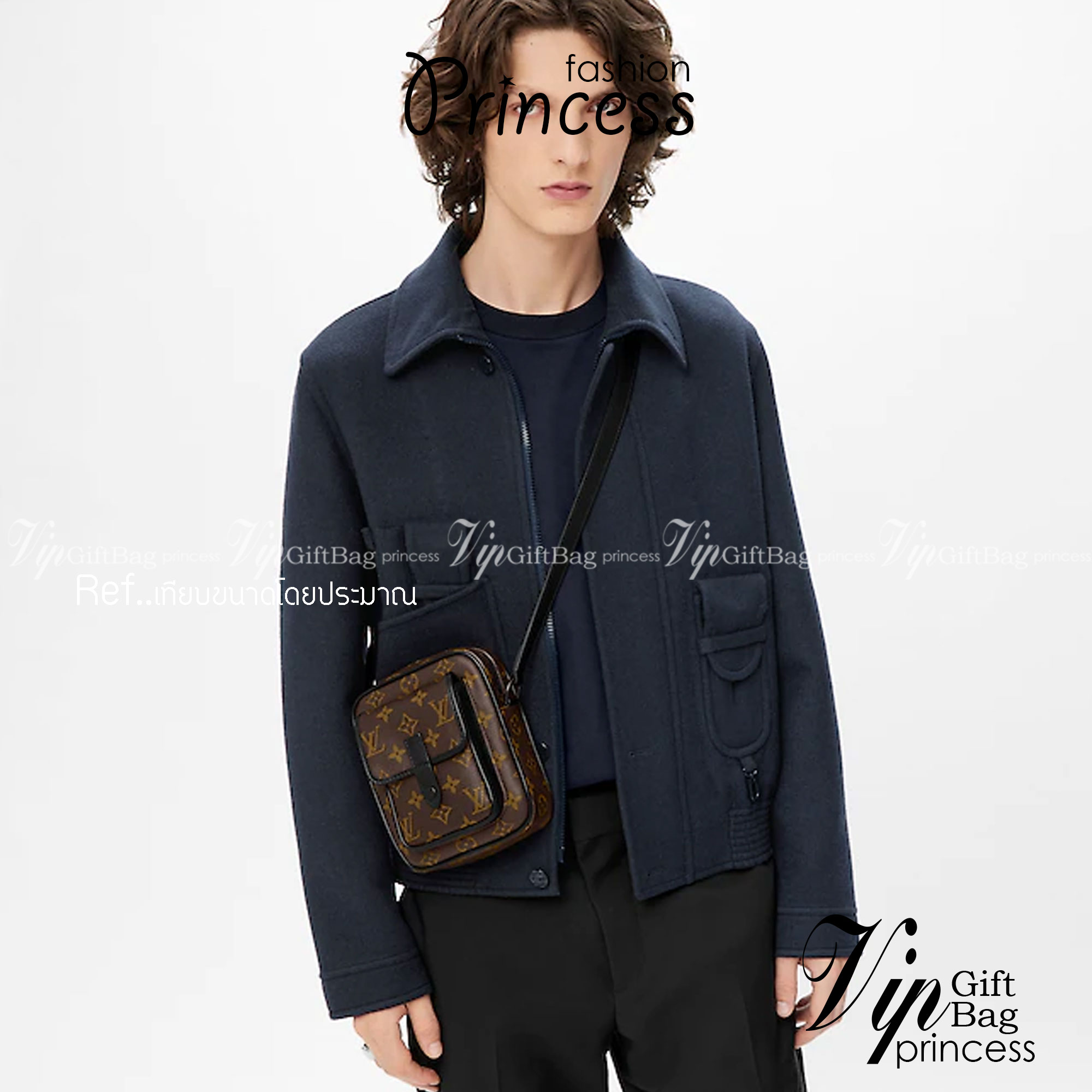 LV CHRISTOPHER กระเป๋าสะพายรูปทรงสปอร์ตสุดชิค LV crossbody wallet bag ใหม่ล่าสุด ได้ชิคๆเท่ๆก่อนใคร ไม่ต้องรอพรีฯ กับกระเป๋าสะพายข้างสำหรับหนุ่มๆ งานหรู ราคาดี วัสดุหนังแคนวาสคุณภาพดี ดีไซน์กะทัดรัด คล่องตัวแบบทูอินวันไปเลย เพราะใช้แทนกระเป๋าสตางค์ก็ได้ ส