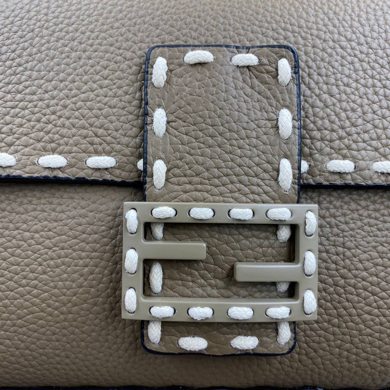 หนังแท้ Fendi Baguette full grain leather bag