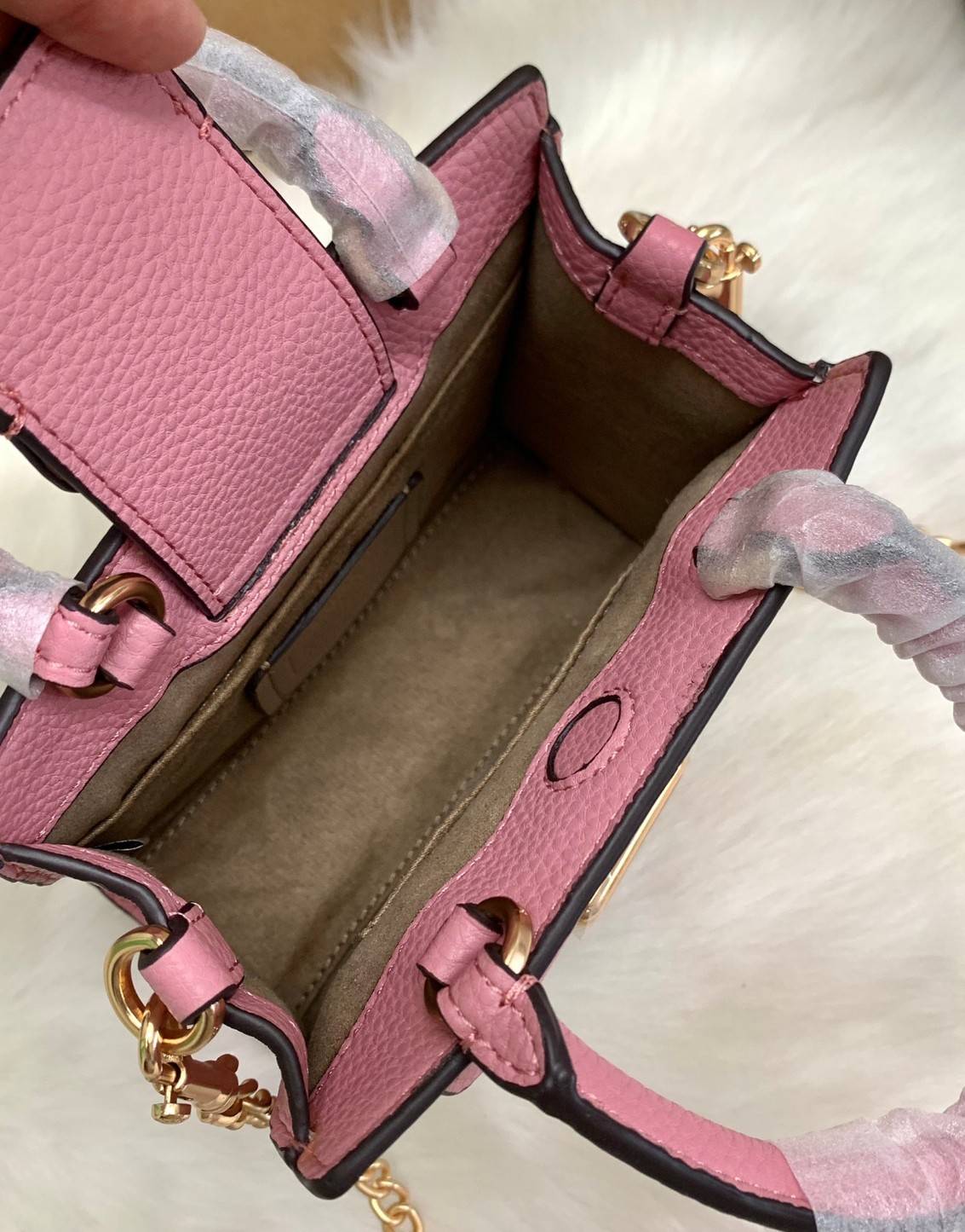 COACH MINI PEPPER CROSSBODY WITH HEART PETAL PRINT ((C7599)) พร้อมส่งที่ น้องใหม่ล่าสุดค่าา! กระเป๋าสะพายครอสบอดี้ร์ หรือหิ้วออกงานก็สวยไม่น้อยทีเดียวค่ะ หนังแท้นิ่มสวย ตัวกระเป๋าทำลายดอกหัวใจได้สวยงามน่าใช้มากๆเลยค่ะ