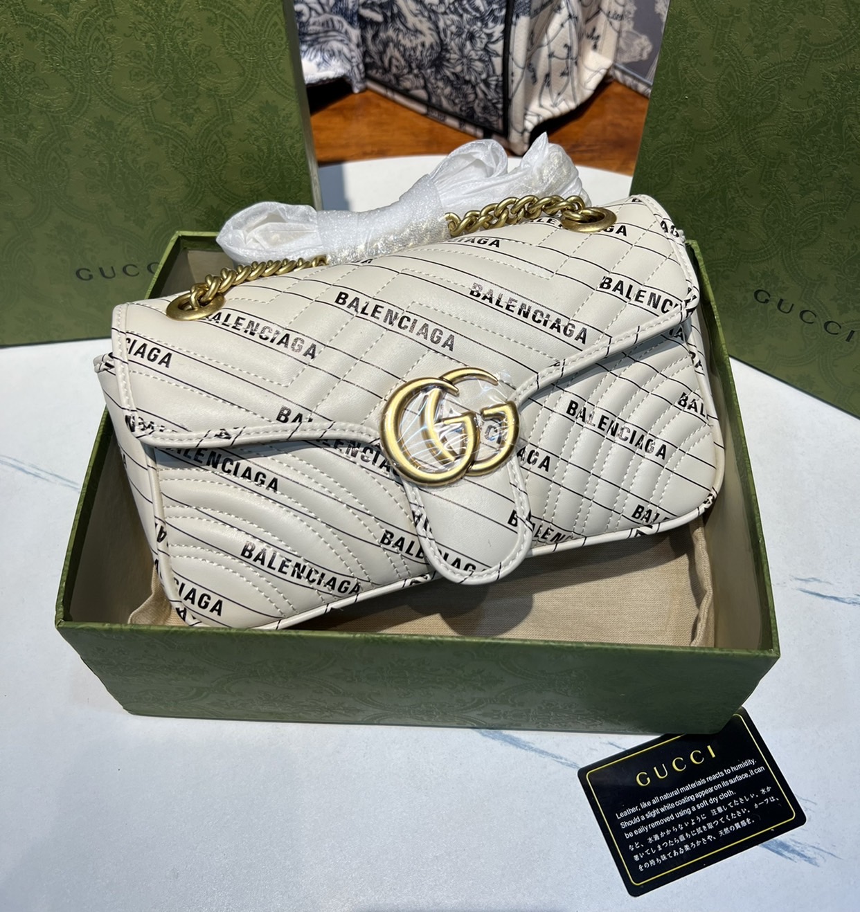 หนังแท้ GUCCI The Hacker Project small GG Marmont bag Balenciaga print leather คอลเลคชั่นผสมผสานเอกลักษณ์ความหรูของ 2 แบรนด์ดัง ที่ยอดขายดีตั้งแต่วันแรกที่ลง shop ด้วยรูปทรงที่กะทัดรัด ตอบโจทย์ได้ทุกลุค ทุกไลฟ์สไตล์ ใช้งานได้ง่ายคล่องตัว เรียกได้ว่าใครไม่