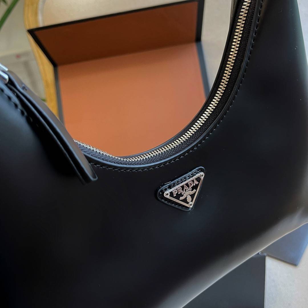 PRADA LEATHER HANDBAG ขนาดกะทัดรัด พกพาสะดวก Everyday look อะไหล่เงิน หนังเงาหนาอยู่ทรงสวย ด้านหน้ามีโลโก้แบรนด์ เปิดปิดด้วยซิป อะไหล่เงิน