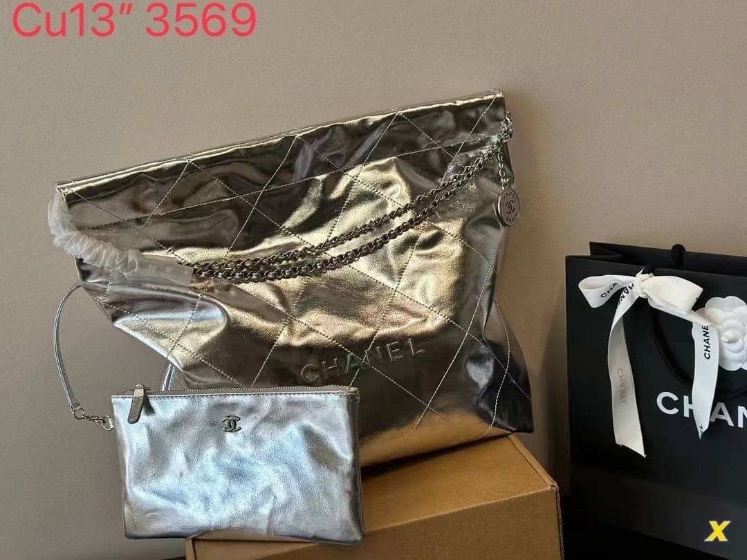 Chanel ss22 Logo CC shopping tote bag Metallics Color คอลสีใหม่เงางาม เข้าแล้วปังๆ หรูหรา สวยเลิศไปเลยค่า กระเป๋าทรงโท้ทที่มาแรงที่สุดในตอนนี้ก็คือรุ่นนี้เลย ใช้งานง่ายรุ่นนี้สามารถใช้ได้ทั้งผู้หญิงและผู้ชายน้า