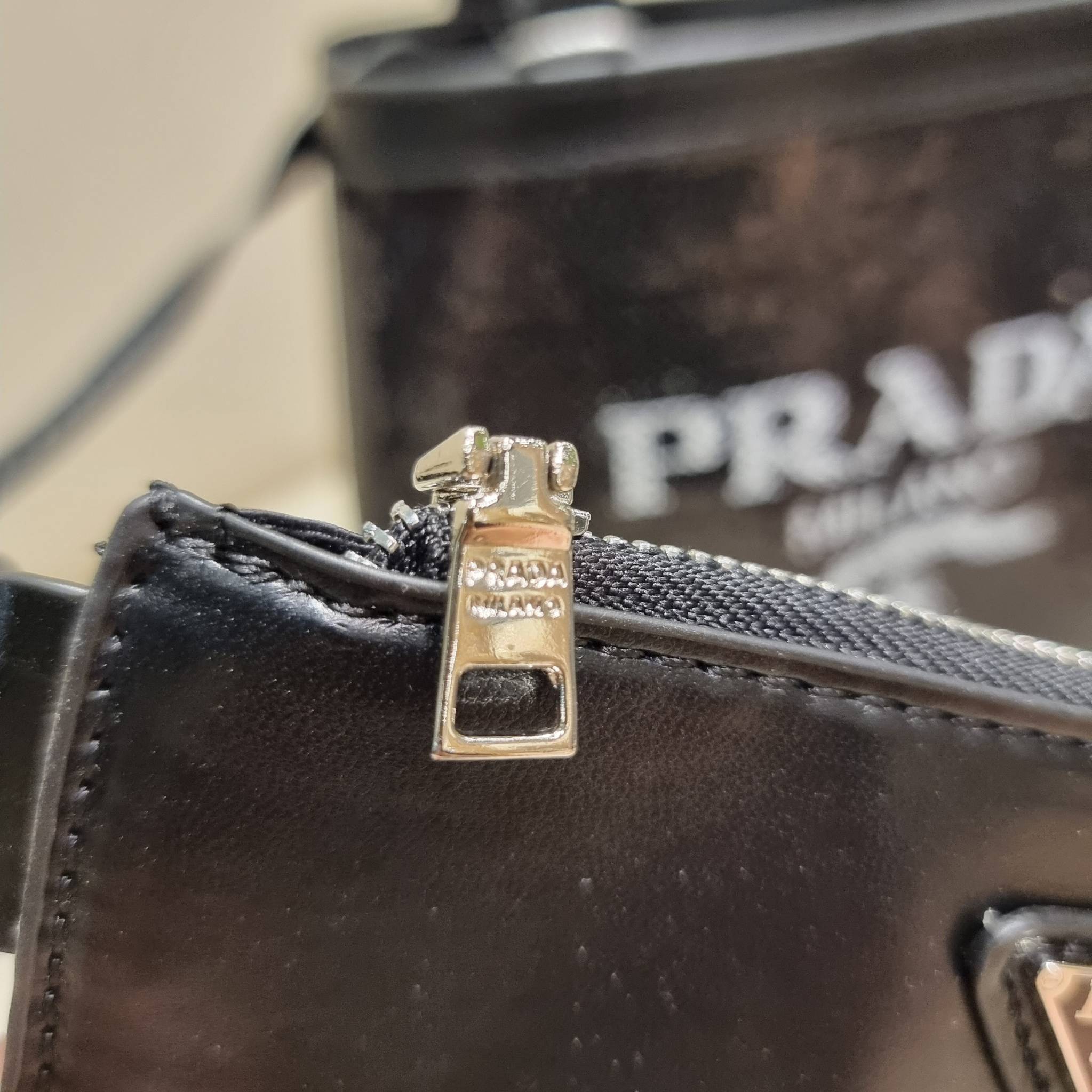 PRADA SMALL SEQUINED MESH TOTE BAG เอาใจสายแฟอีกครั้ง!! กระเป๋าทรงโท้ท ขนาดเล็ก ที่มีดีเทลฝีมือ ด้วยการเรียงร้อยแผ่นเลื่อมเป็นตาข่ายรอบใบ ตัดขอบด้วยหนังสังเคราะห์ พิเศษพร้อมใบลูกให้ด้วย ทรงใช้งานง่าย ภายในโล่งกว้าง ถือไปเรียน ไปเที่ยว ไปทำงาน พกพาง่ายสุดๆ