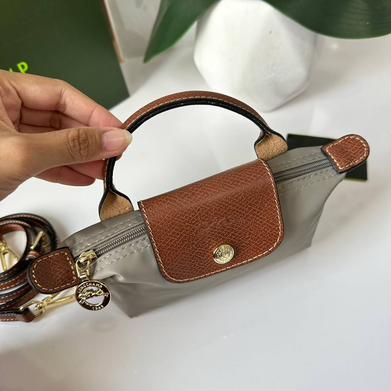 LONGCHAMP LE PLIAGE ORIGINAL Pouch with handle กระเป๋าใบเล็กขนาดกระทัดเหมาะกับใส่ของจำเป็นจุกจิก กันน้ำได้ พร้อมส่ง