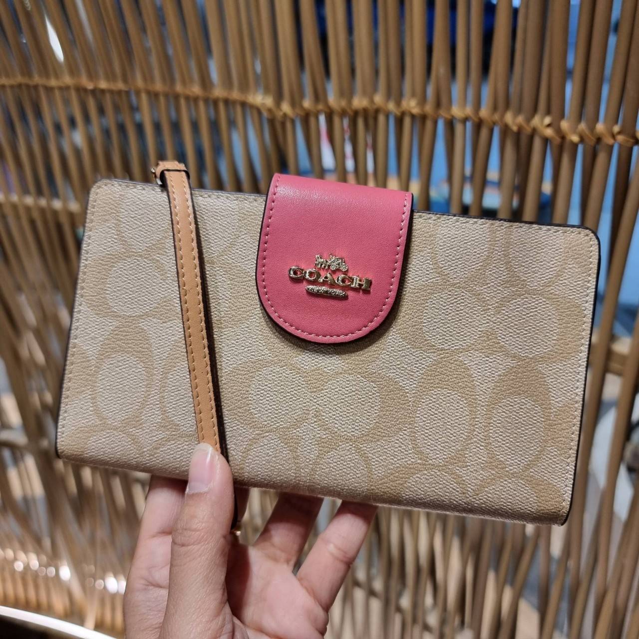 พร้อมส่ง 7 สี COACH C2874 TECH WALLET IN COLORBLOCK SIGNATURE CANVAS จัดให้สีใหม่ก่อนใคร!! ดีไซน์ใหม่ คอลเลคชั่นสวยหรู กระเป๋าสตางค์พร้อมสายคล้องมือ ง่ายต่อชีวิตมากจ้า!! มันดีอะไรเบอร์นี้ ใส่ได้ทั้งบัตร และโทรศัพท์ก็ใส่ได้ทุกรุ่น แถมยังมีช่องซิปแยกไปอีก ช