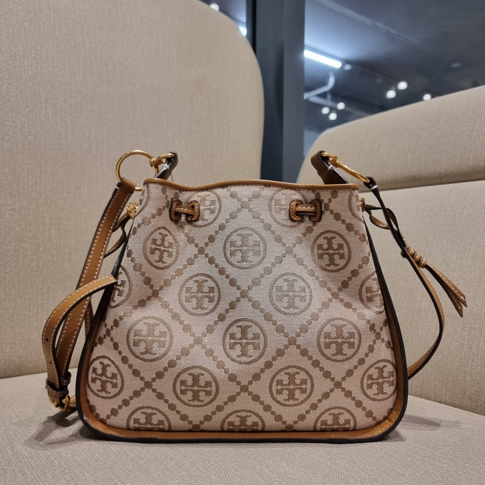 TORY BURCH T MONOGRAM JACQUARD BELL BAG คอลเลคชั่นใหม่ กับกระเป๋าลายโมโนแกรมยอดฮิต ที่มาในรูปทรงดีไซน์สวยเก๋ ชิคๆคูลๆ รับรองว่าไม่มีเกร่อ ตัวกระเป๋าทรงเหลี่ยม รูปเก็บทรงได้ในส่วนของปากกระเป๋า หรือไม่รูด ก็ได้ความสวยไปอีกแบบ วัสดุผ้า jacquard ตัดสลับหนังแท