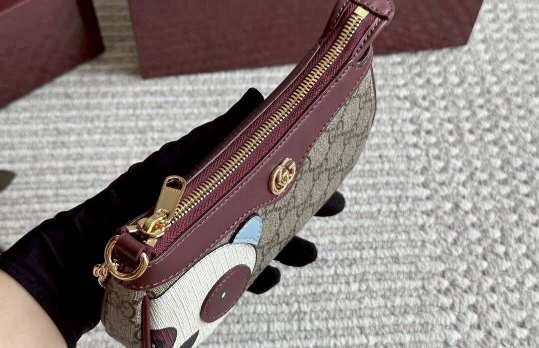 Gucci Ophidia Mini Bag with Panda กระเป๋าถือ/คล้องไหล่ ตกแต่งลายน้องแพนด้าโดดเด่น ไซส์มินิปุ๊กปิ๊กน่ารักสุดคิ้วสะดุดตา สายโซ่สีทองเพิ่มความหรูหรา แฝงความไฮน์ในตัว