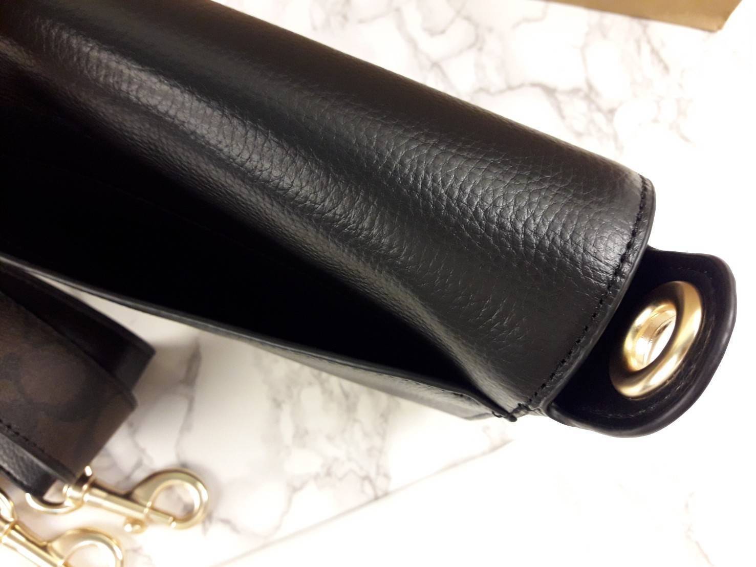 COACH SMALL JES MESSENGER WITH SIGNATURE CANVAS STRAP(COACH F77979)🌺 ทรงนี้ สวยมากจริงๆ ฮิตมากๆตลอดกาล //สะพายข้างฝาปิด ล็อคด้วยแม่เหล็กแน่นหนา รุ่นนี้สวยมาก >>วัสดุหนังแท้เต็มใบ หนังสวยคุณภาพดีมากๆ ยิ่งใช้ หนังยิ่งสวย>>สายสะพายถอดได้ 