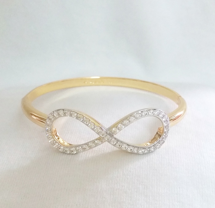 กำไลอินฟินิตี้ประดับเพชรทองไมครอนเสริมเรื่องความรักการงานค่ะ