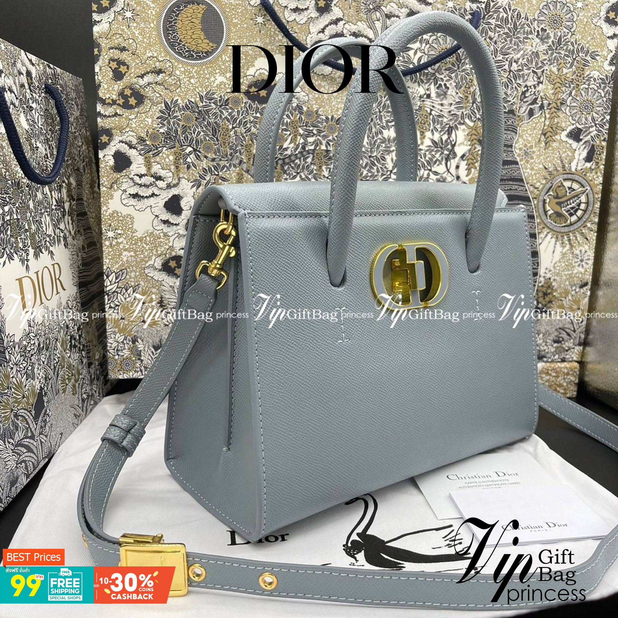 หนังแท้ DIOR Medium ST Honore Tote Collection Fall/Winter 2020-2021 มาในรูปแบบกระเป๋าทรงสี่เหลี่ยมที่ได้มาตรฐาน ทำจากหนังลูกวัว (Calfskin) ลายเกรน ซึ่งสื่อถึงความหรูหราได้อย่างลงตัว ตัวด้ามจับ มีการเย็บเข้าด้านในของกระเป๋าเพื่อเพิ่มความแข็งแรงทนทาน ด้านหน