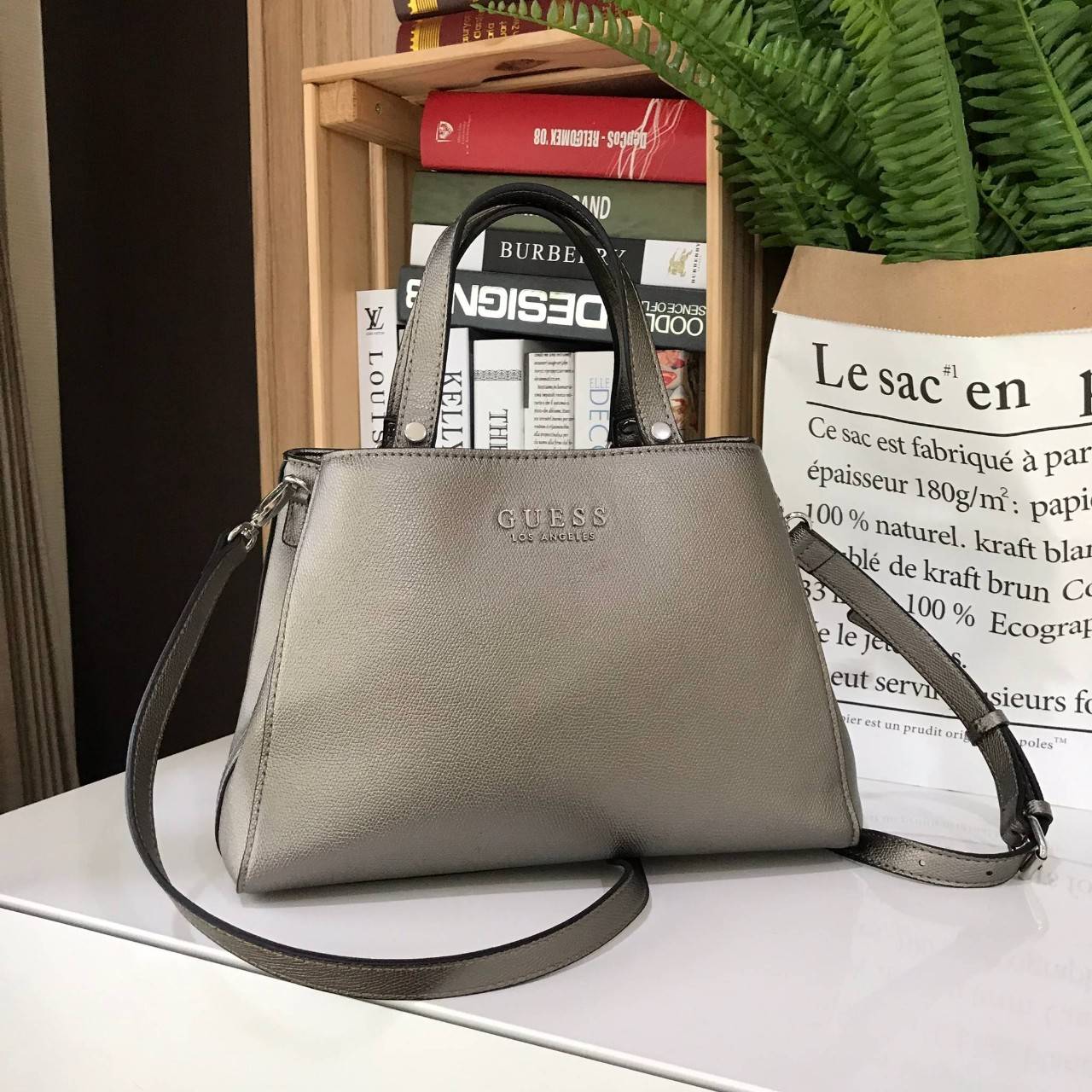 GUESS WOMAN FACTORY SHOULDER BAG กระเป๋าถือหรือสะพาย ทรง A คลาสสิค ขนาดกำลังดี น้ำหนักเบา วัสดุ pu. นิ่ม คุณภาพดี สวยอยู่ทรง ด้านหน้า ประดับโลโก้แบรนด์ เปิดปิดแบบแถบคาดกระดุมแม่เหล็ก ภายในกว้างแบ่ง 2 ช่องใหญ่ มีช่องซิปกลาง เป็นสัดส่วน ซับในลายแบรนด์ ใส่ w