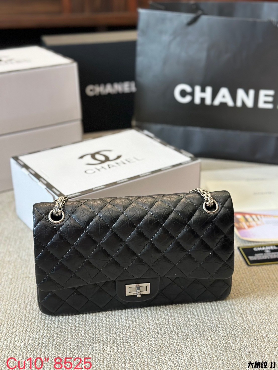 CHANEL 2.55 Handbag Aged Leather & Gold-Tone กระเป๋าสะพายหนังย่น แฝงความหรูในตัวตามเอกลักษณ์แบรนด์ สีดำ อะไหล่เงิน / ทอง