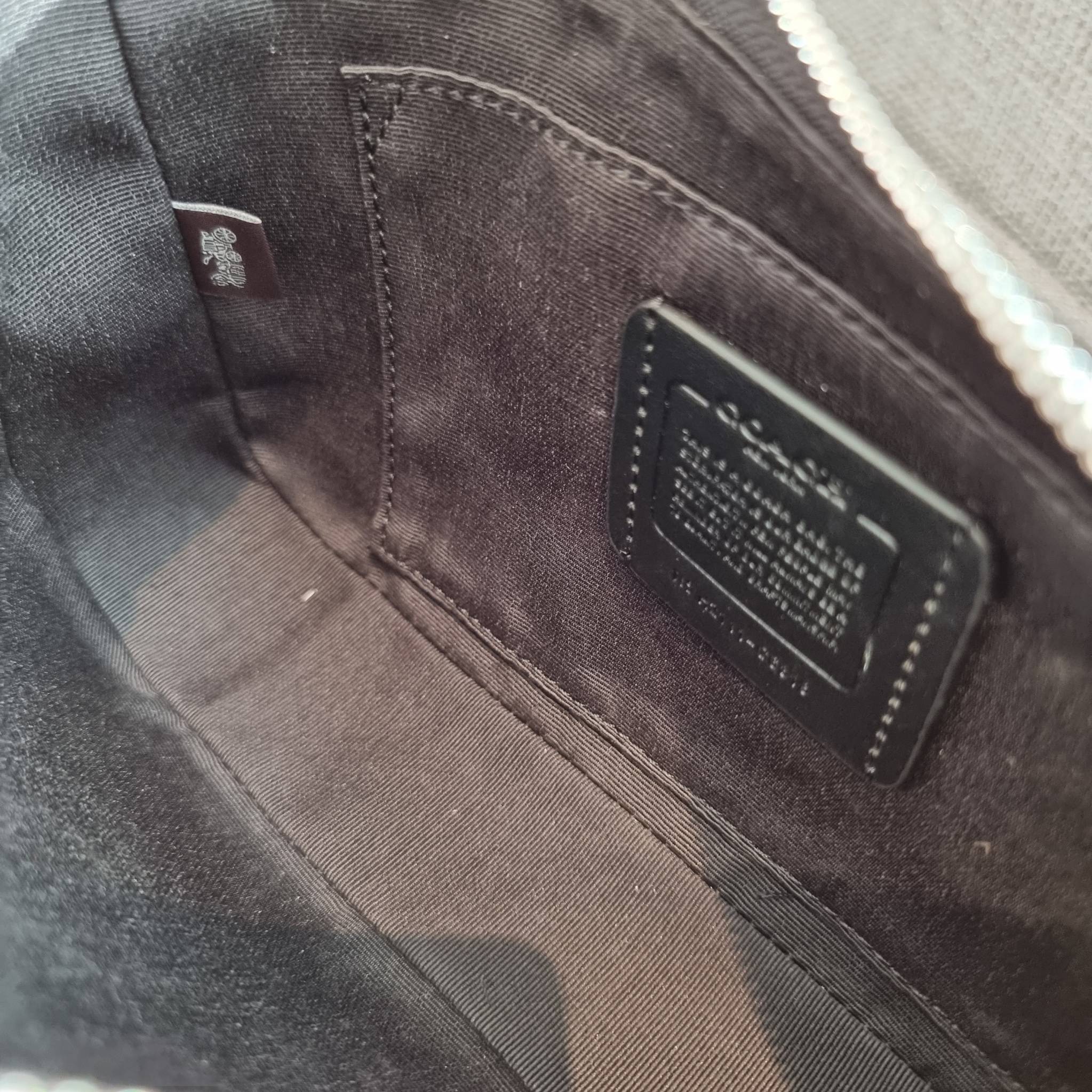 OUTLET 】COACH C6818 JES BAGUETTE WITH BUFFALO PLAID PRINT คอลเลคชั่นใหม่ล่าสุด พร้อมเสิร์ฟความสวยถึงบ้านเช่นเคย!! กระเป๋าสะพายทรงบาแกตต์ ดีไซน์ย้อนยุค ที่แอบแฝงความเรียบหรูดูแพงอยู่ในตัว โดดเด่นด้วยสายสะพายเส้นใหญ่ โทนสีคอนทราส ทำให้ไอเท็มนี้ดูมีลูกเล่นมา