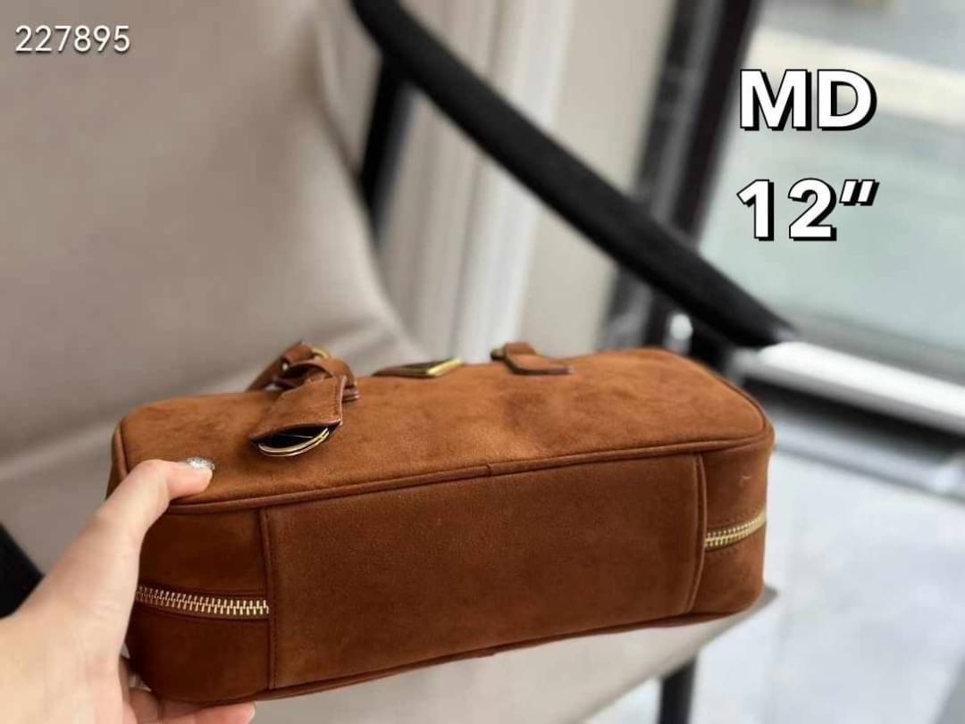 PRADA Suede Shoulder Bag กระเป๋าถือ/สะพายไหล่สุดชิค งานหนังกลับสวยเก๋ สวยเด่นเป็นเอกลักษณ์มาก ดีไซน์เรียบแต่มากมีอยู่จริง สวยดูแพง ที่ไม่มีตอนนี้คือพลาด