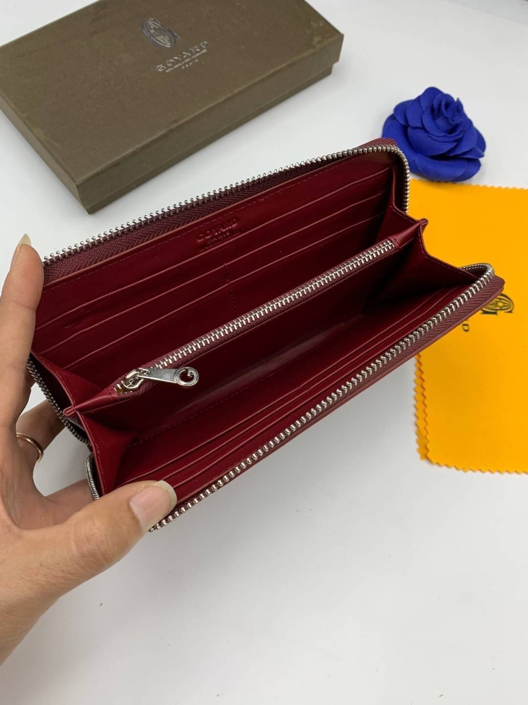 VIP GIFT 】GOYARD round zipper Matignon Long Wallet กระเป๋าสตางค์ซิปรอบใบยาว พร้อมส่ง 6 สี เหมาะกับการใช้งานทุกรูปแบบ นอกจากเพิ่มความมั่นใจแล้ว ยังทำให้ชีวิตของเราง่ายขึ้นอีกด้วย โดยการเปิดปิดแบบซิปรอบ สามารถใส่ธนบัตร เหรียญ บัตรต่างๆได้หลายใบเลยทีเดียว ขน