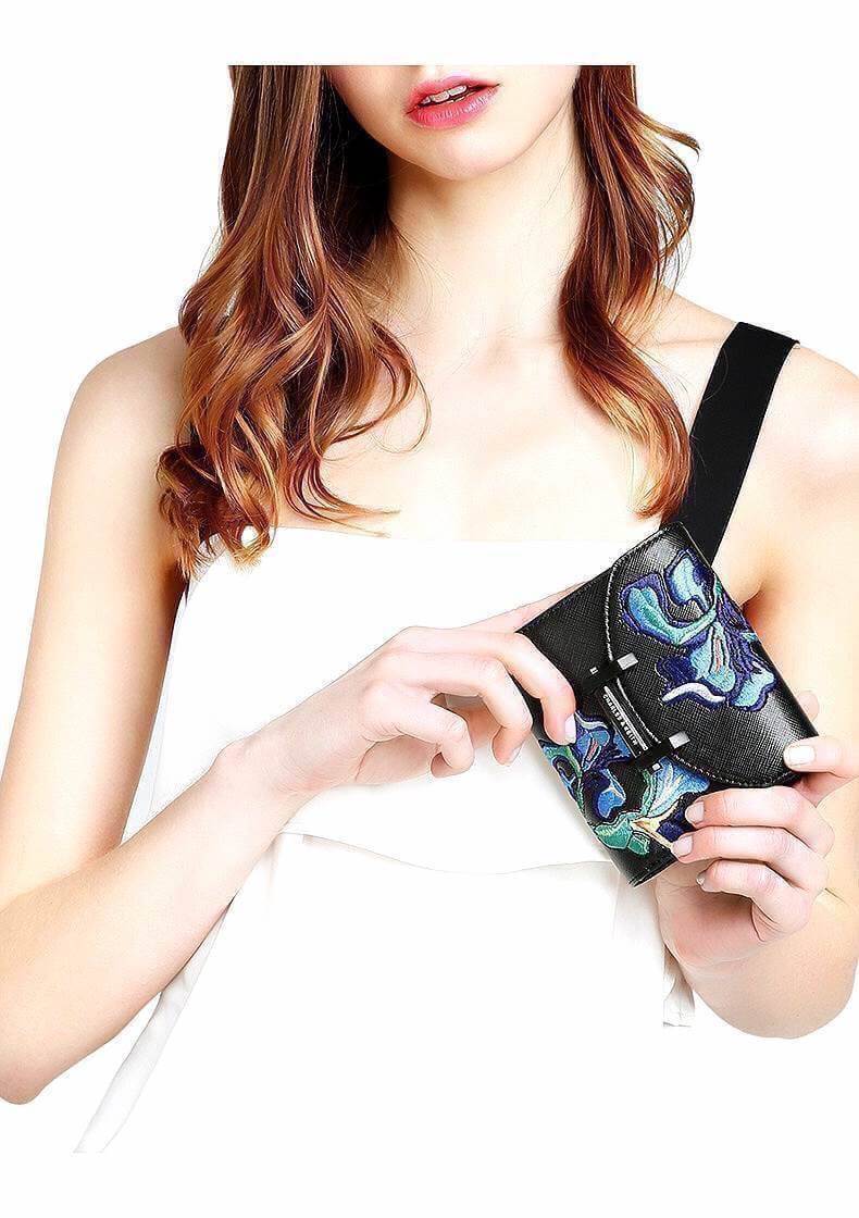 BEST SELLER! CHARLES & KEITH Peforated Wallet กระเป๋าสตางค์ใบสั้นพับ3ตอนรุ่นยอดนิยมวัสดุหนัง Saffiano สีดำประดับลายดอกไม้ Van Goh คลาสสิค ดีไซน์สวยเก๋ไม่ซ้ำใคร ด้านหน้าปั้มโลโก้เปิดปิดด้วยกระดุมเเม่เหล็ก ภายในมีช่องซิปสำหรับใส่เหรียญ หัวซิปปั้มโลโก้ มีช่อ