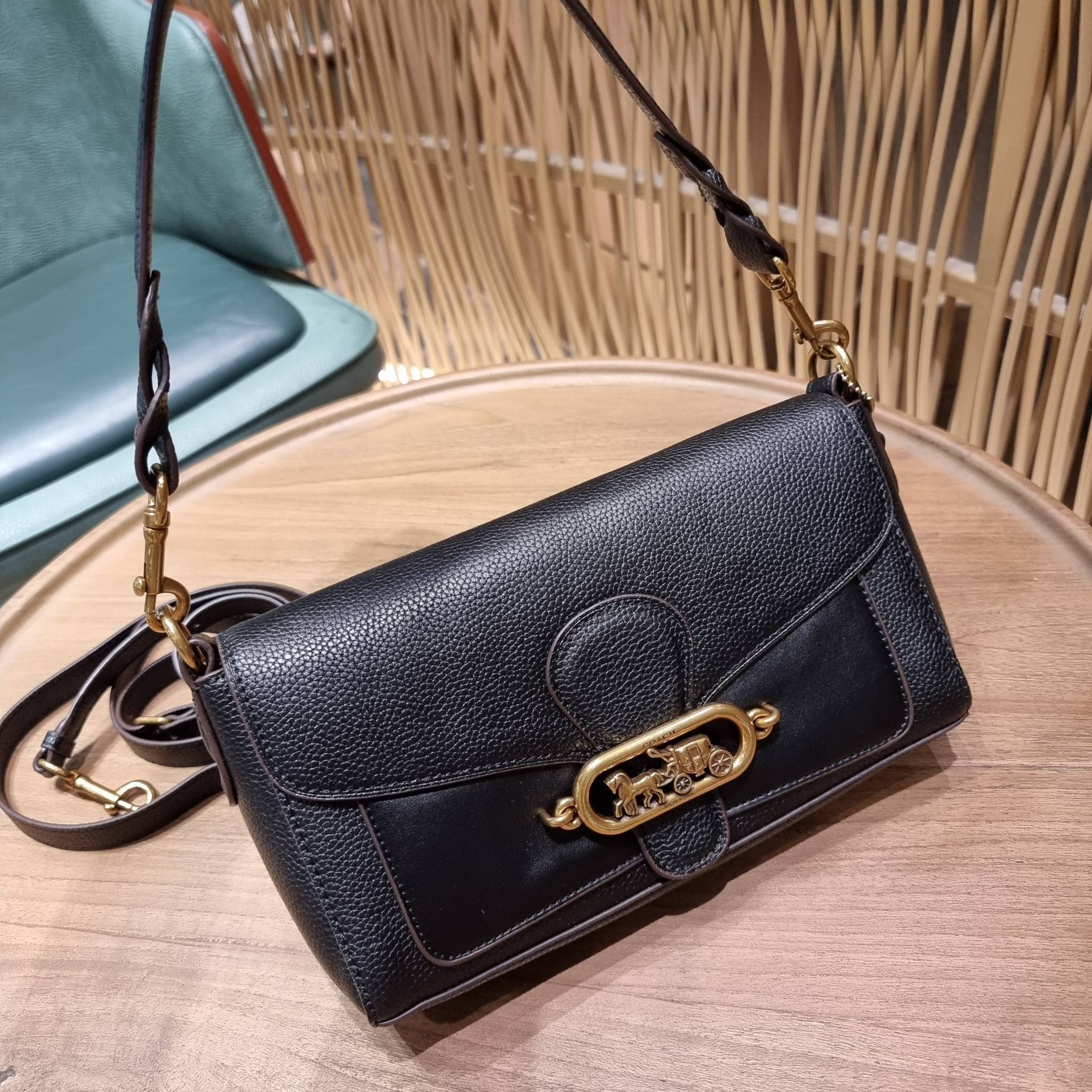 COACH SMALL JADE SHOULDER BAG [F91105,90782] กระเป๋าสะพายไหล่ ดีไซน์วินเทจย้อนยุค สวยคมชัด คลาสสิคใช้ได้ทุกลุค วัสดุหนัง pepble ทนทาน เปิด-ปิดด้วยฝาคาดโลโก้ พร้อมแถบแม่เหล็กในตัว รับรองแน่นหนา ด้านหลังมีช่องซิปให้ ภายในเป็นช่องโล่ง ขนาดกำลังดี ใช้งานง่าย 