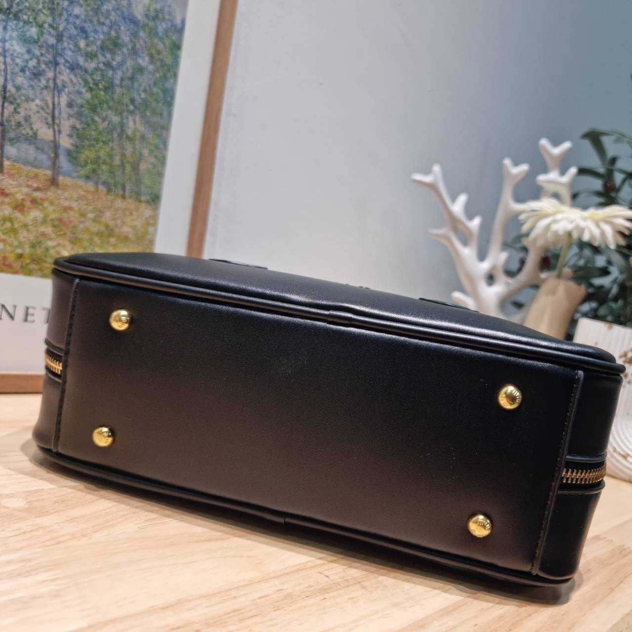 MIU MIU ARCADIE LEATHER BAG M, Geniş 27cm กระเป๋าถือ/สะพายสุดชิค น่ารักๆเก๋ๆ ดีไซน์เรียบแต่มากมีอยู่จริง สวยดูแพง