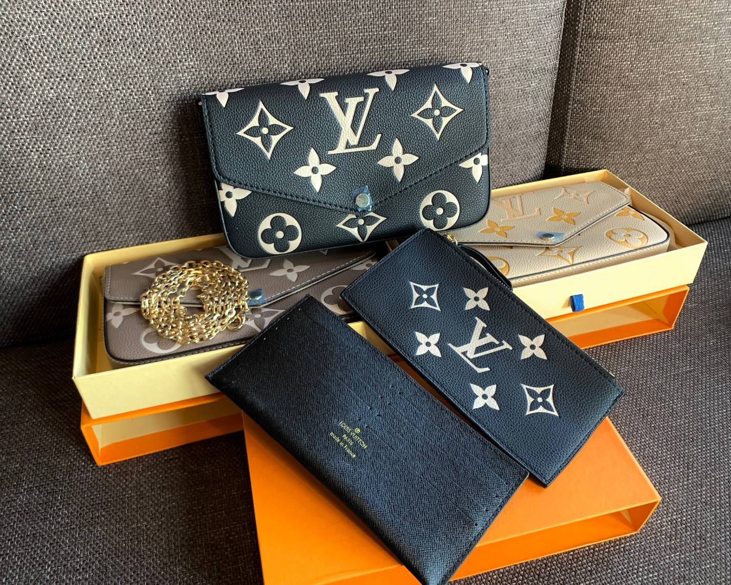 VIP 】Louis Vuitton Pochette Felicie ใบจริงหนังสวยมากๆค่า! ✔️กระเป๋าแบบคลัท มีสายสะพายโซ่มาให้ด้วยค่ะ ✔️หนังแกะสังเคราะห์อย่างดี ลายหนังสวย ปั้มลายแบรนด์ทั้งใบ ✔️รุ่นนี้มาพร้อมกระเป๋าเล็ก สำหรับใส่บัตรได้1ใบ//ใส่ธนบัตรแบบมีซิปรูดอีก1ใบ