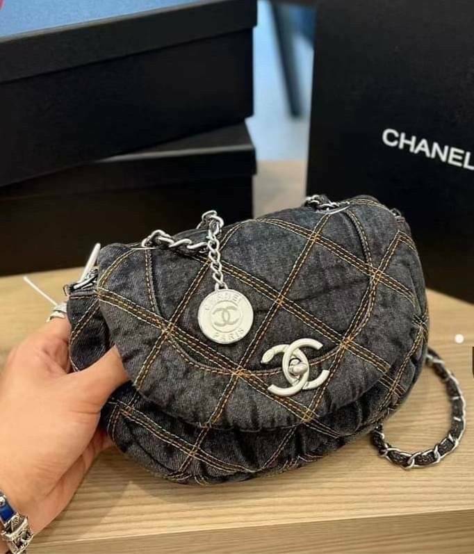 CHANEL 2022 COCO BEACH Denim Saddle bag / CHANEL Mini Flap Bag Denim Pearl Silver งานเดนิมน่ารักๆแบบเท่ๆ ไปเลยค่า พร้อมส่งที่ไทย จำนวนจำกัด สินค้าต้องมีติดตัวเลยค่าา! กระเป๋าคล้องไหล่หรือสามารถสะพายแบบครอสบอดี้ร์ได้ วัสดุเดนิมทั้งใบ สายสะพายแบบโซ่สวยงาม ข