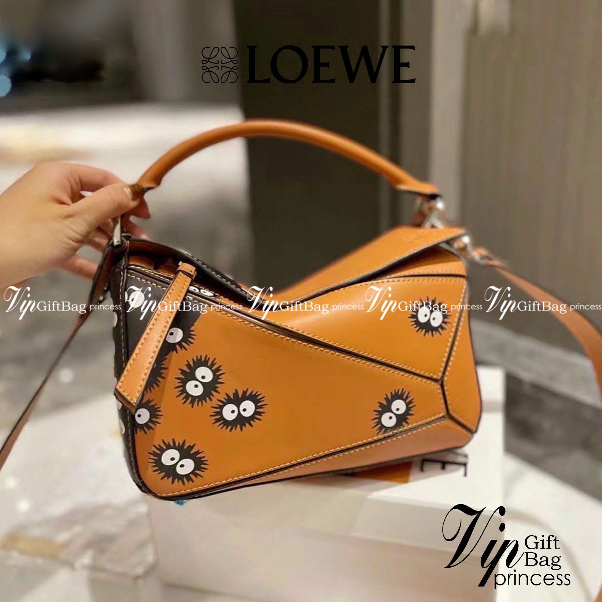 Loewe Puzzle Bag / Loewe X My Neighbor Totoro Puzzle bag การร่วมงานสุดคิวท์ที่น่าจับจอง สำหรับใครที่ชื่นชอบการ์ตูนแอนิเมชั่นญี่ปุ่นอย่าง My Neighbor Totoro การออกแบบคาแร็กเตอร์ที่ใครๆ ต่างก็บอกว่าน่ารัก ล่าสุดก็เป็นที่น่าตื่นเต้นอีกครั้ง เมื่อสตูติโอดังได