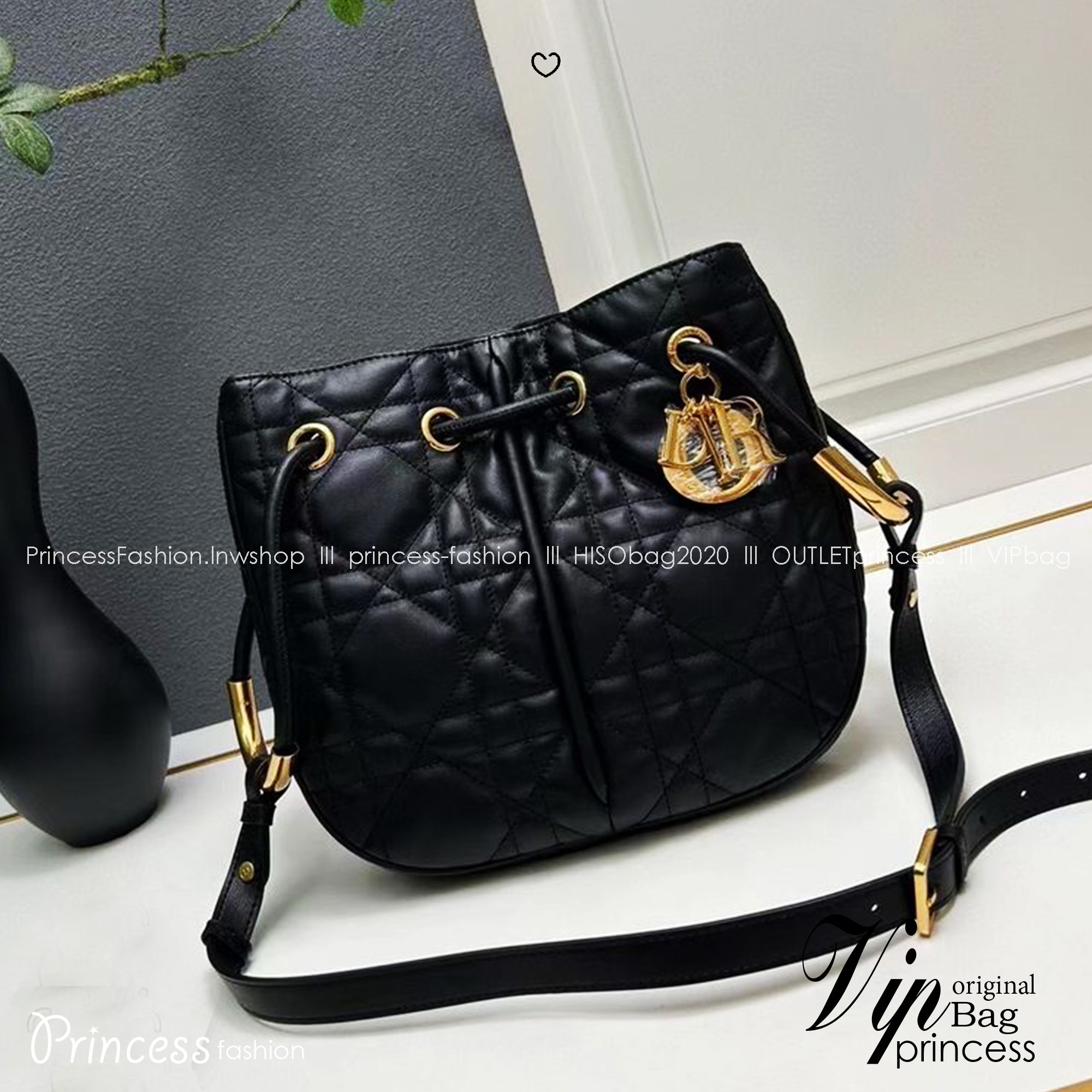 Dior Nolita Bag กระเป๋าสะพายทรงโท้ทรุ่นใหม่ สวยหรูเป็นเอกลักษณ์ตามแบบฉบับแบรนด์ มาพร้อมสายสะพายยาว ขนาดกำลังน่าใช้ ภายในโล่งกว้างจุของได้เยอะ สวยทันสมัยเหนือกาลเวลาต้องยกให้ใบนี้เลยค่ะ