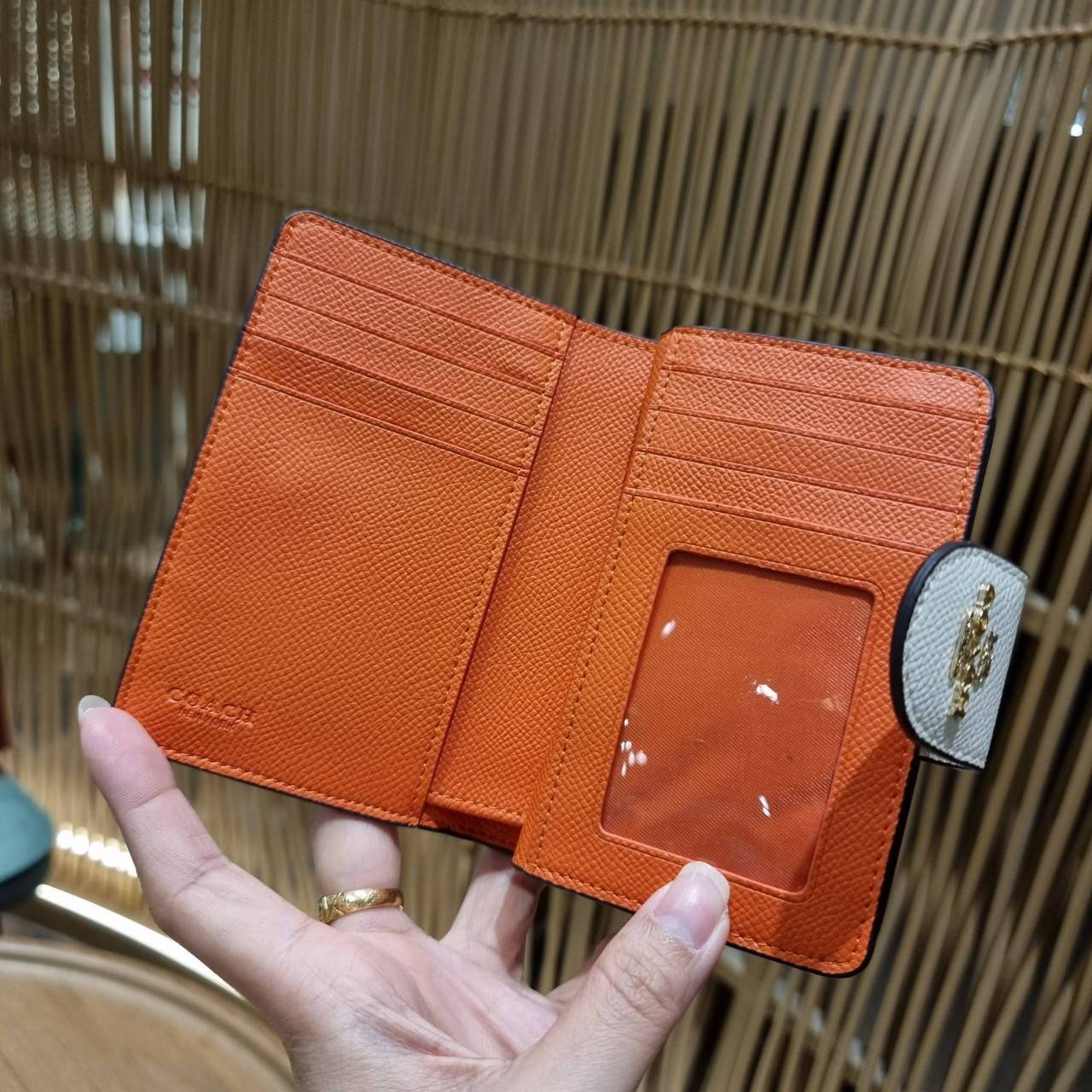 COACH 6390 MEDIUM CORNER ZIP WALLET เดอะเบสท์รุ่นที่สาวๆตามหา!! ดีไซน์ใหม่ สวยสะกด!! กระเป๋าสตางค์ใบกลาง สีคลาสสิค เรียบแต่แฝงความหรู บอกเลยว่ามันละมุนมาก!! ด้วยวัสดุหนัง crossgrain ที่ดูแลรักษาง่าย และยังดูผู้ดี ถือใช้แล้วขับผิวทุกสี ภายในมีช่องใส่บัตรแล
