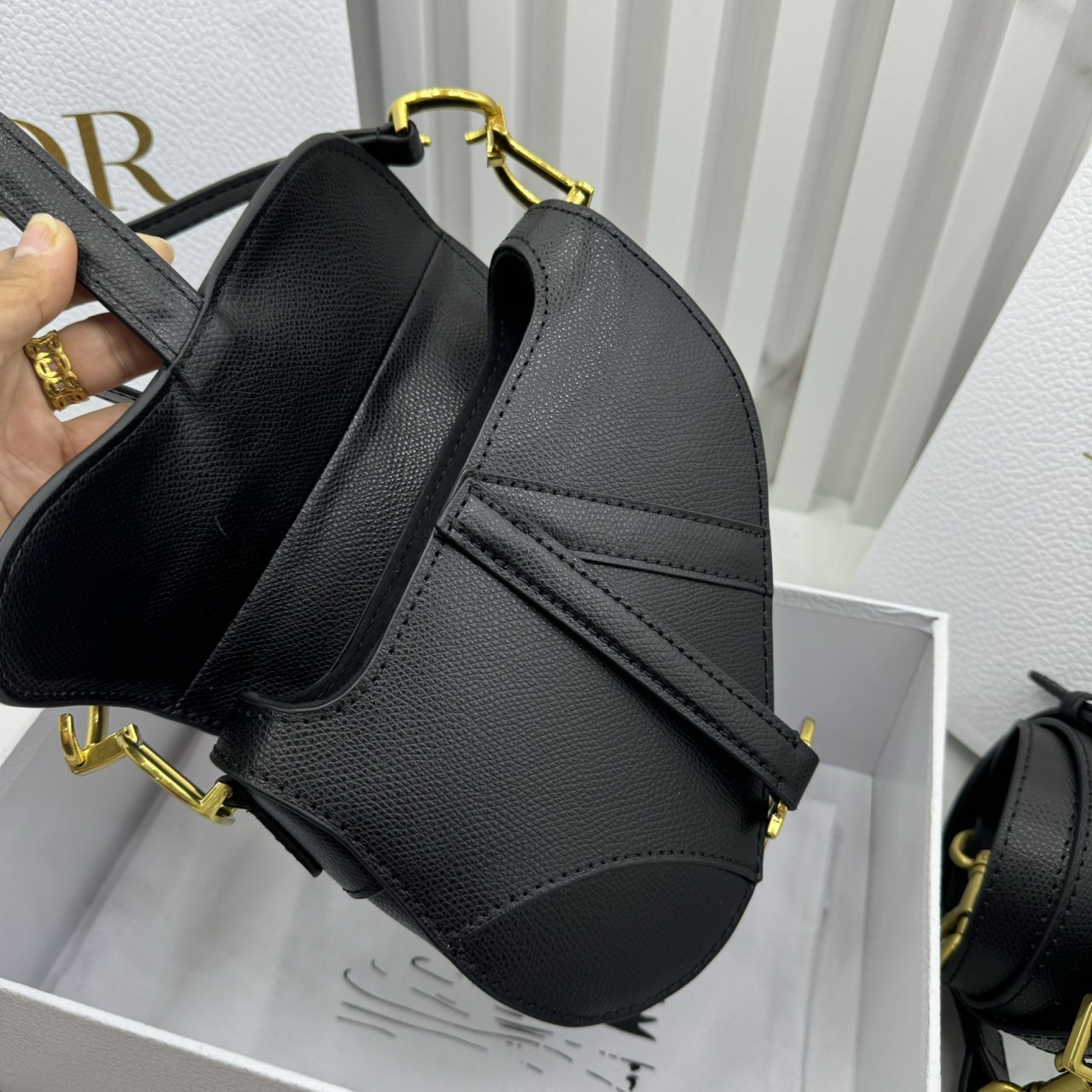 DIOR Mini Saddle Bag with Strap Blue Dior Oblique Jacquard / Black Grained Leather กระเป๋าสะพายทรงอานม้าเอกลักษณ์ของแบรนด์แห่งตำนานความหรู
