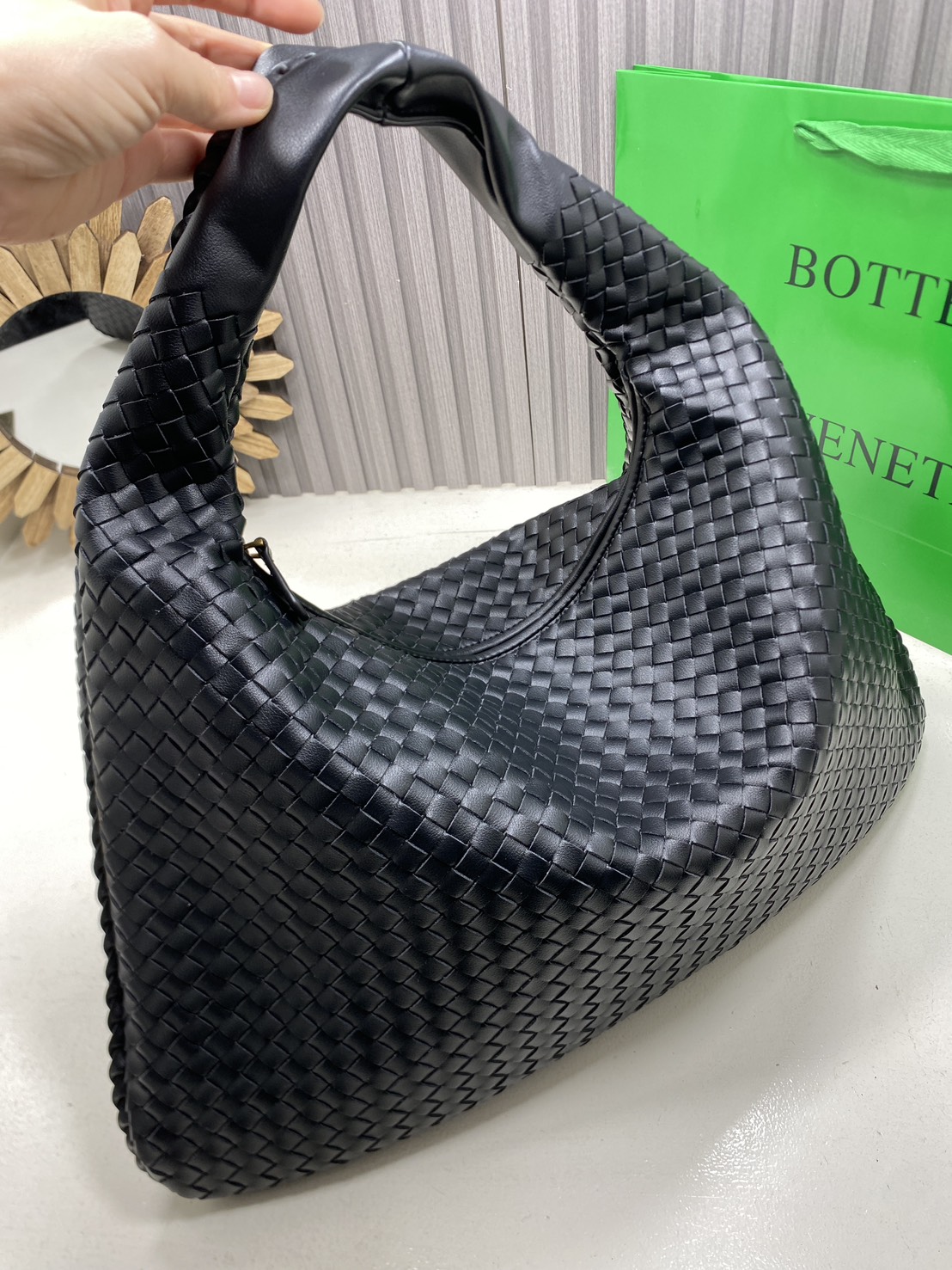 BOTTEGA Large Hop Shoulder Bag 48cm / BOTTEGA Hobo Bag กระเป๋าสะพายไหล่ใบใหญ่ จุของได้เยอะมาก ดีไซส์สานเป็นเอกลักษณ์สวยงาม