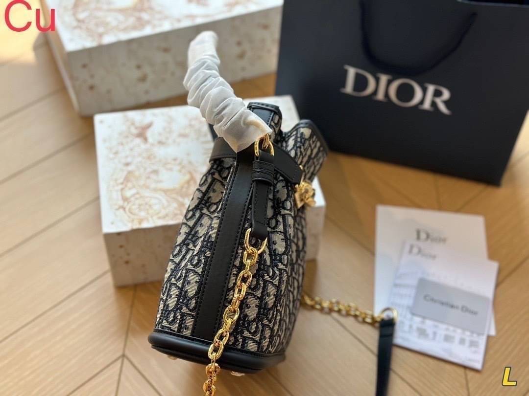 DIOR Small C'est Bag Oblique Jacquard กระเป๋าสะพายสุดคลาสสิค ดีไซน์หรู ไซส์เล็กกะทัดรัด ใช้งานง่าย สะพายได้ทุกโอกาส ไอเท็มร้อนแรง ดีเทลสวยไม่ซ้ำใคร