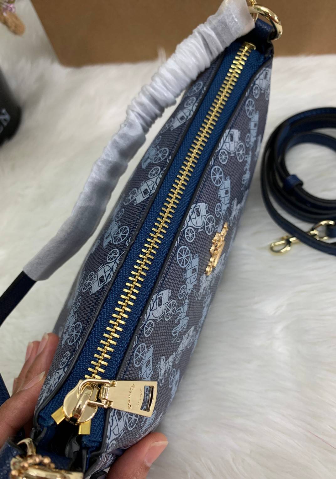 COACH POUCH HORSE AND CARRIAGE PRINT ((36674)) รุ่นแนะนำ ได้ไปไม่ผิดหวังแน่นอนค่ะ! กระเป๋าหิ้ว//สะพายไหล่//สะพายข้างได้ วัสดุ pvc นิ่มอย่างดี ลายรถม้าทั้งใบ สวยงามค่ะ เปิดปิดกระเป๋าแบบซิป ภายในสามารถใส่กระเป๋าเงินใบยาวได้;ของจำเป็นได้ครบค่ะ มีช่องเล็กให้ใ