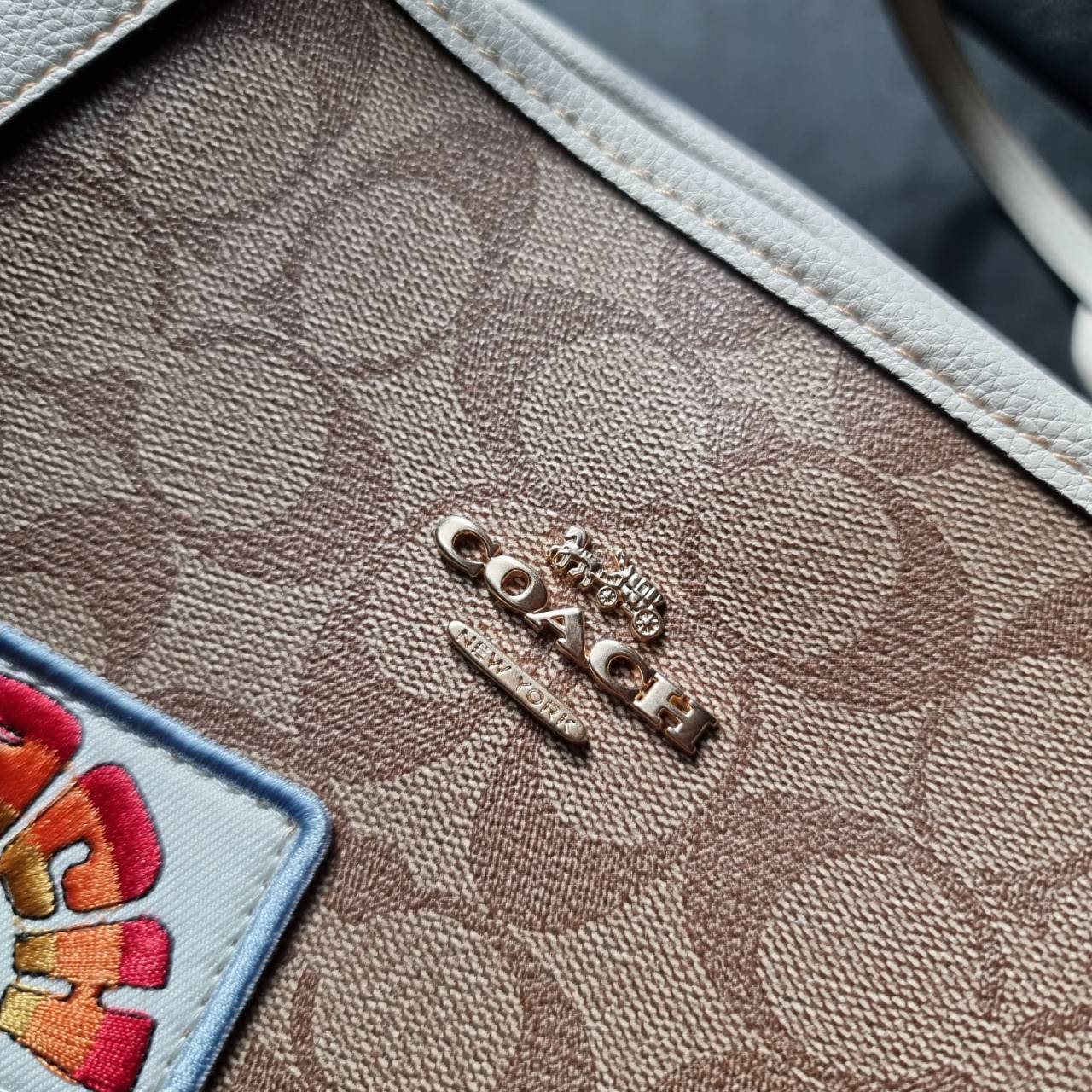 COACH C4292 COACHxPEANUTS CITY TOTE IN SIGNATURE CANVAS WITH VARSITY PATCHES กระเป๋าทรงโท้ทใบใหญ่ กับคอลเลคชั่นคอลแลบใหม่ล่าสุด น่ารักด้วยเหล่าผองเพื่อนสนู้ปพี สวยโดดเด่นมากๆ ใบนี้ใส่ของได้ของครบครัน จุได้แบบไม่ต้องกลัวเต็ม!! วัสดุหนังแคนวาสคุณภาพดี ปากกร