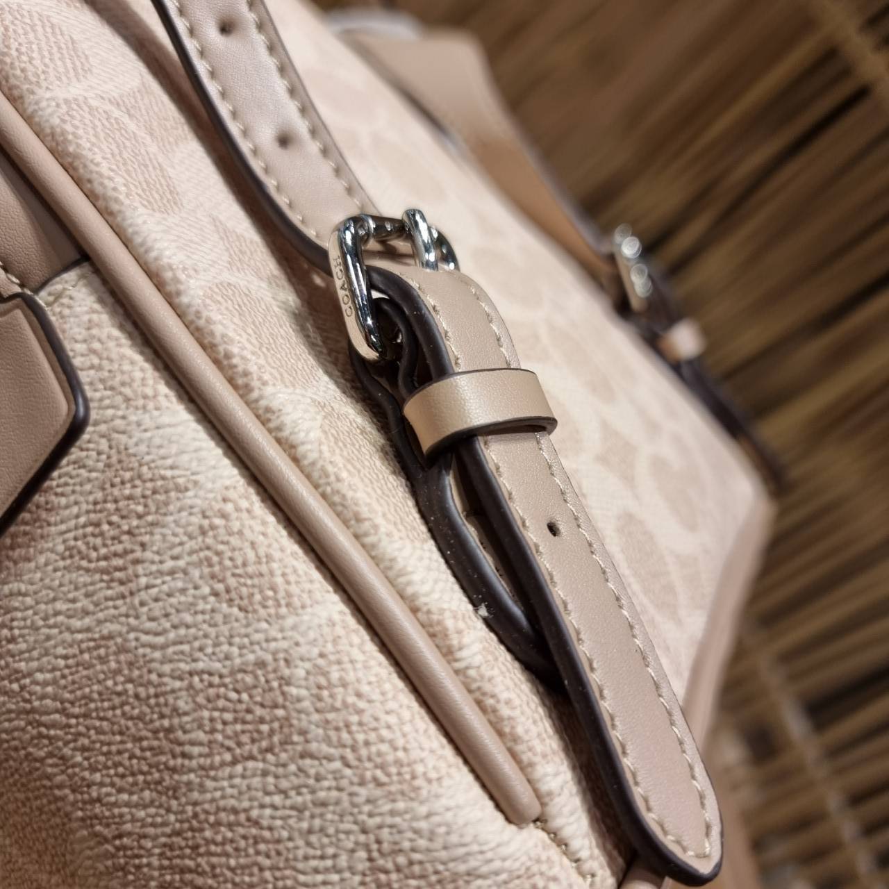 COACH 3892 DISNEY MICKEY MOUSE x COACH SIGNATURE SMALL BACKPACK เป้รุ่นลิมิเต็ดสุดหายาก!! คิ้วท์ๆ น่ารักน่าใช้มากๆ ด้วยดีไซน์ที่โดดเด่น 🎒💓 วัสดุหนังแคนวาสคุณภาพดี มีช่องซิปแยกให้หลายช่อง สายสะพายปรับได้ตามถนัด รุ่นนี้ขับผิวดีมากๆ ถ่ายรูปได