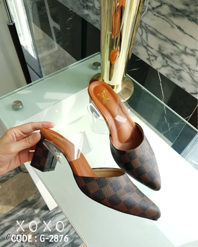 Louis Vuitton, Gucci รองเท้างานสวมหน้าวี หนัง PU ตีลายแบรนด์ งาน สวย หรู ดูแพงเกินราคาขาย คาดอีกชั้นเป็นพลาสติกใส่อย่างดีเนื้อนุ่ม ใส่สบาย ทรงนี้ใส่แล้วขาเรียวยาวนะจร้าซีสๆ แมทส์ชุดง่าย ส้นแท่ง ใส่ใช้งานไม่เมื่อย รับน้ำหนักได้ดี