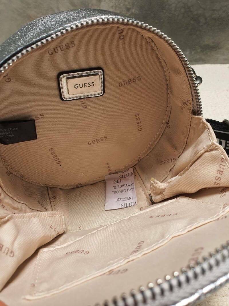 Guess Laiken mini crossbody bag กระเป๋าสะพายข้างด้านหน้าติดโลโก้แบรนด์ รูปทรงดีไซน์เก๋ เป็นรูปวงกลม เปิดปิดด้วยช่องซิปยาว ด้านในเป็นช่องกว้าง มีป้ายแบรนด์ติดด้านใน และมีช่องเสียบ สายสะพายทรงสปอร์ต สามารถปรับระดับได้ ทรงเก๋ๆ ชิคๆ ชิวๆ แบบนี้ รีบสอยนะคะ