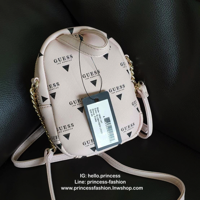 กระเป๋าสะพายข้าง Guess ด้านหน้าติดชื่อแบรนด์ มีช่องซิปด้านหน้า ด้านบนเป็นช่องเปิดปิดซิปมีสัญลักษณ์แบรนด์ติดที่ตัวจับซิปด้วย ด้านในเป็นช่องกว้าง มีช่องเสียบสิ่งของด้วยค่ะ ตัวสายสะพายเป็นโซ่ตัดต่อกับสายหนัง สามารถปรับระดับได้ สวยเก๋ขนาดนี้ รีบมาจับมาจองเป็น
