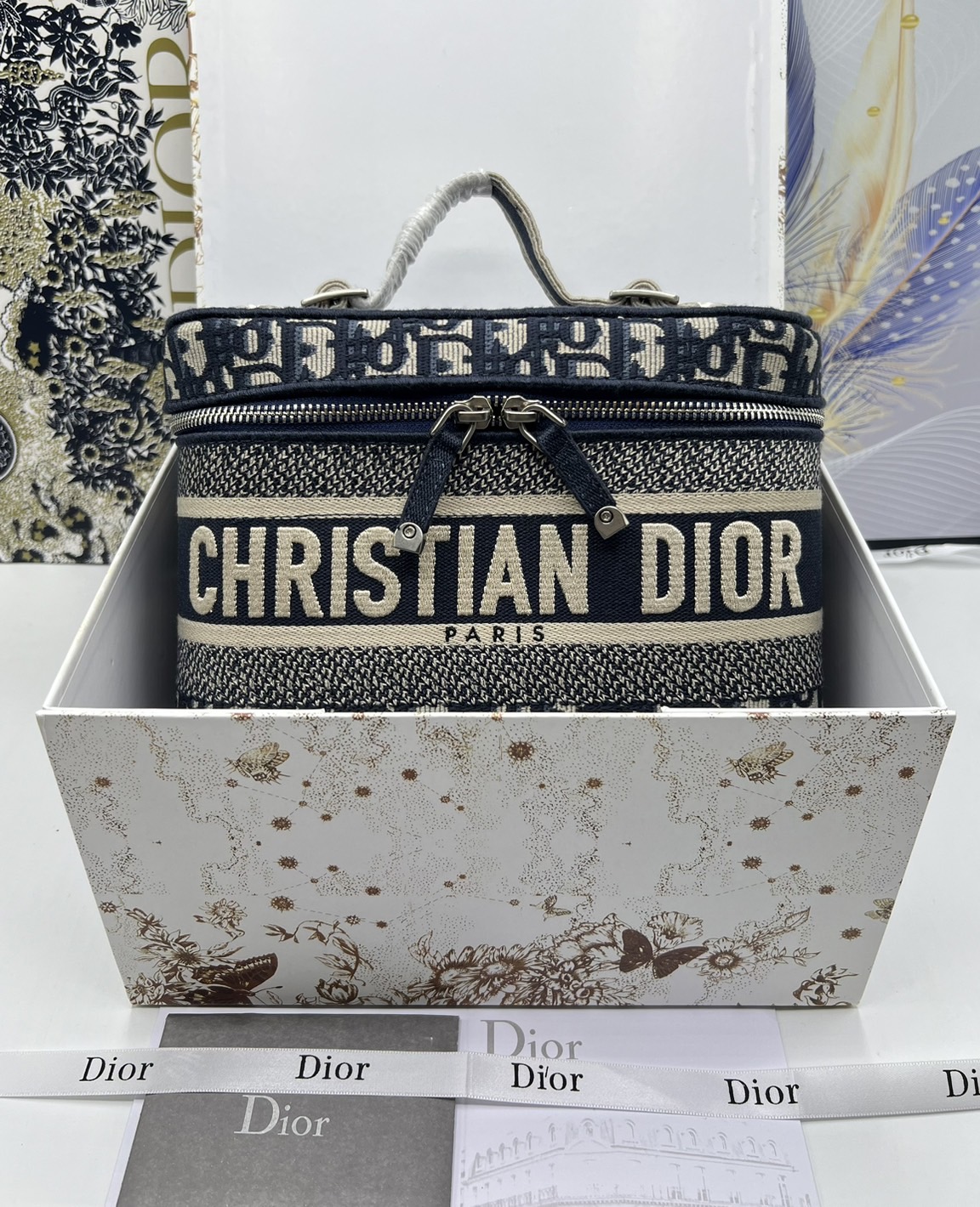 22cm Medium DiorTravel Vanity Case กระเป๋าใส่เครื่องสำอางใบกลาง จุของได้เยอะ มาพร้อมกับลวดลาย Oblique ปักอย่างประณีตและประดับด้วยสัญลักษณ์ Christian Dior Paris มาพร้อมสายสะพายและหูจับในตัว