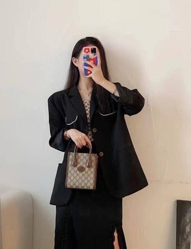 Gucci mini Tote กระเป๋าสะพายข้าง Premiumgift วัสดุหนังแท้ ด้านในโล่ง ใส่กระเป๋าตังค์ ใส่โทรศัพท์ Iphone+ ได้ สายยาวปรับระดับได้ Crossbody ได้ น้ำหนักเบา มาพร้อมกล่องและลิปบิ้นแบรนด์ สวยหรูดูแพง จะซื้อใช้เองหรือเป็นของขวัญก็เหมาะ ได้ไปไม่ผิดหวังค่ะ ไอเท็มน