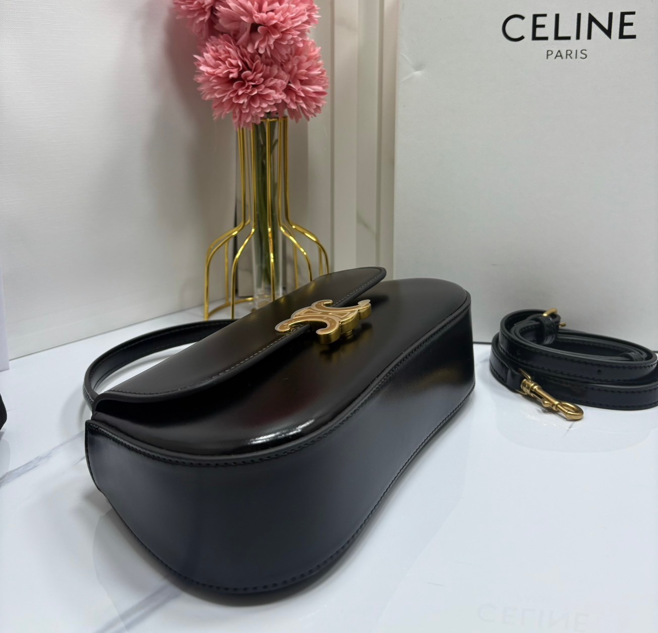 CELINE LOLA TEEN bag in glossy leather กระเป๋าทรงโฮโบรุ่นใหม่ หนังแท้ขึ้นเงาสวยก่อนใคร ดีไซส์ใหม่มุมโค้งมน สวยละมุนเป็นคุณหนูน่าทะนุถนอม