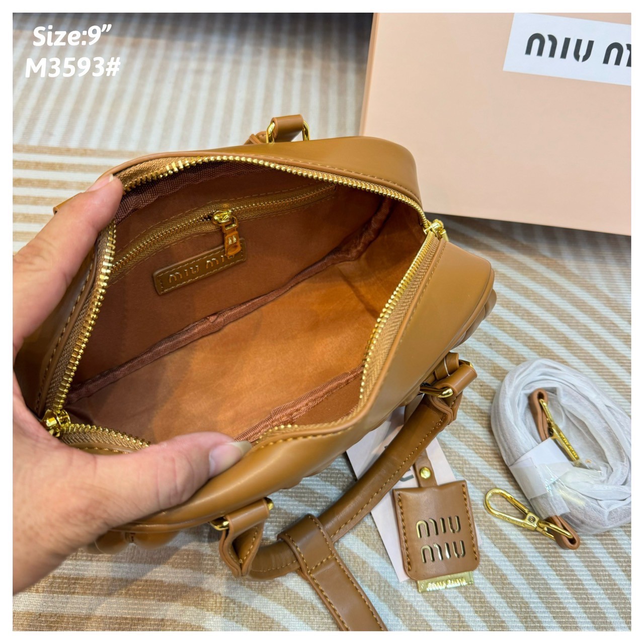MIU MIU ARCADIE METELASSE LEATHER BAG กระเป๋าถือ/สะพายสุดชิค ที่ไม่มีตอนนี้คือพลาด ดีไซน์เพิ่มดีเทล ด้วยการเดินด้ายเป็นเอกลักษณ์ สวยดูแพง หูจับในตัวง่ายและสะดวกพกพา