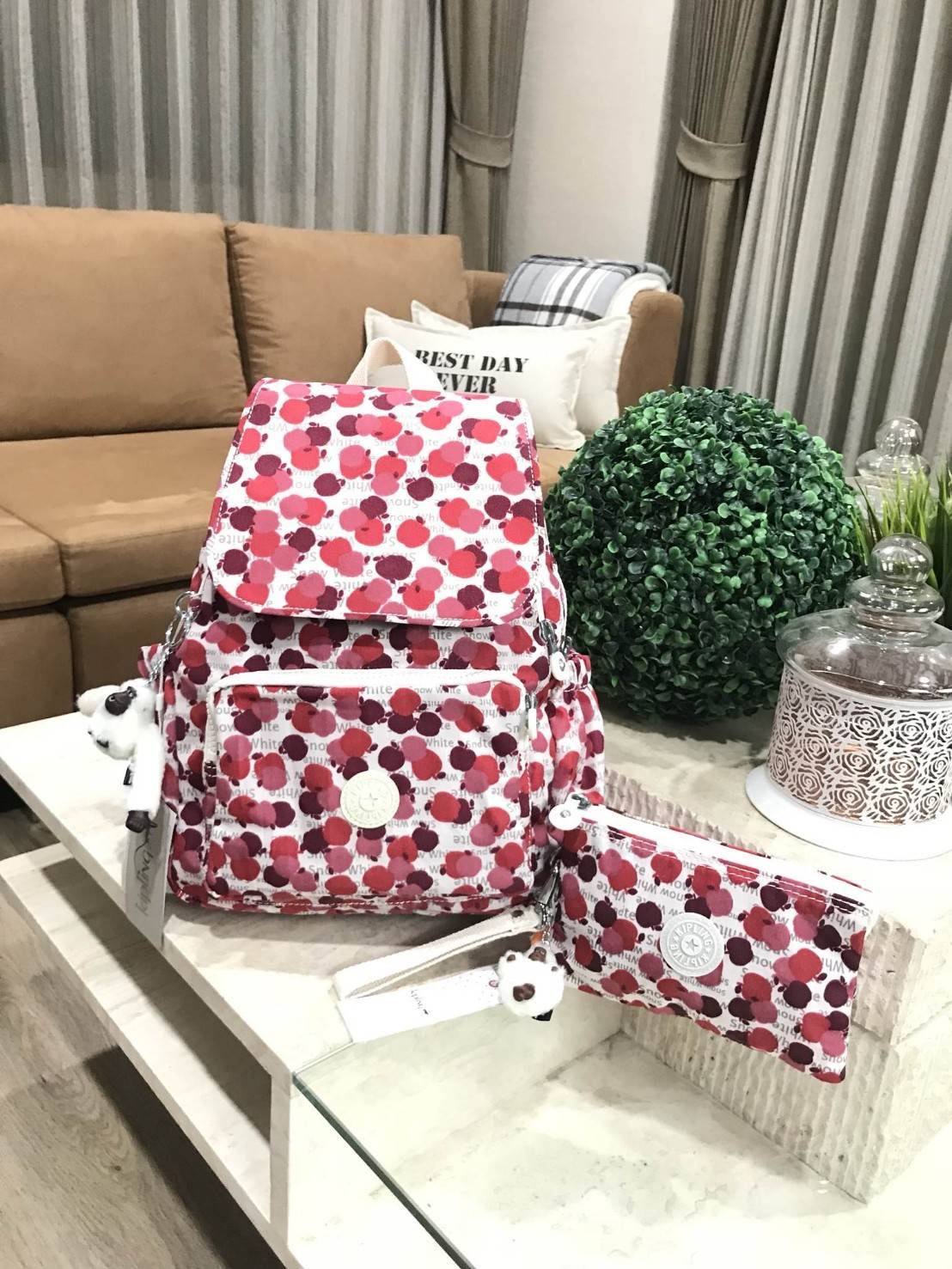 พร้อมส่งความน่ารัก! เซทสุดคุ้ม! ซื้อ1ได้ถึง2ใบ! NEW! KIPLING RAVIER DISNEY’S SNOW WHITE PRINTED BACKPACK WITH PURSE กระเป๋าเป้ Limited คอลเลคชั่น Snow White มาพร้อมกระเป๋าคล้องมือเข้าชุด Rare Items สุดๆ วัสดุ Nylon+Polyester 100% เปิดปิดด้วยฝาปิดกระดุมแม่