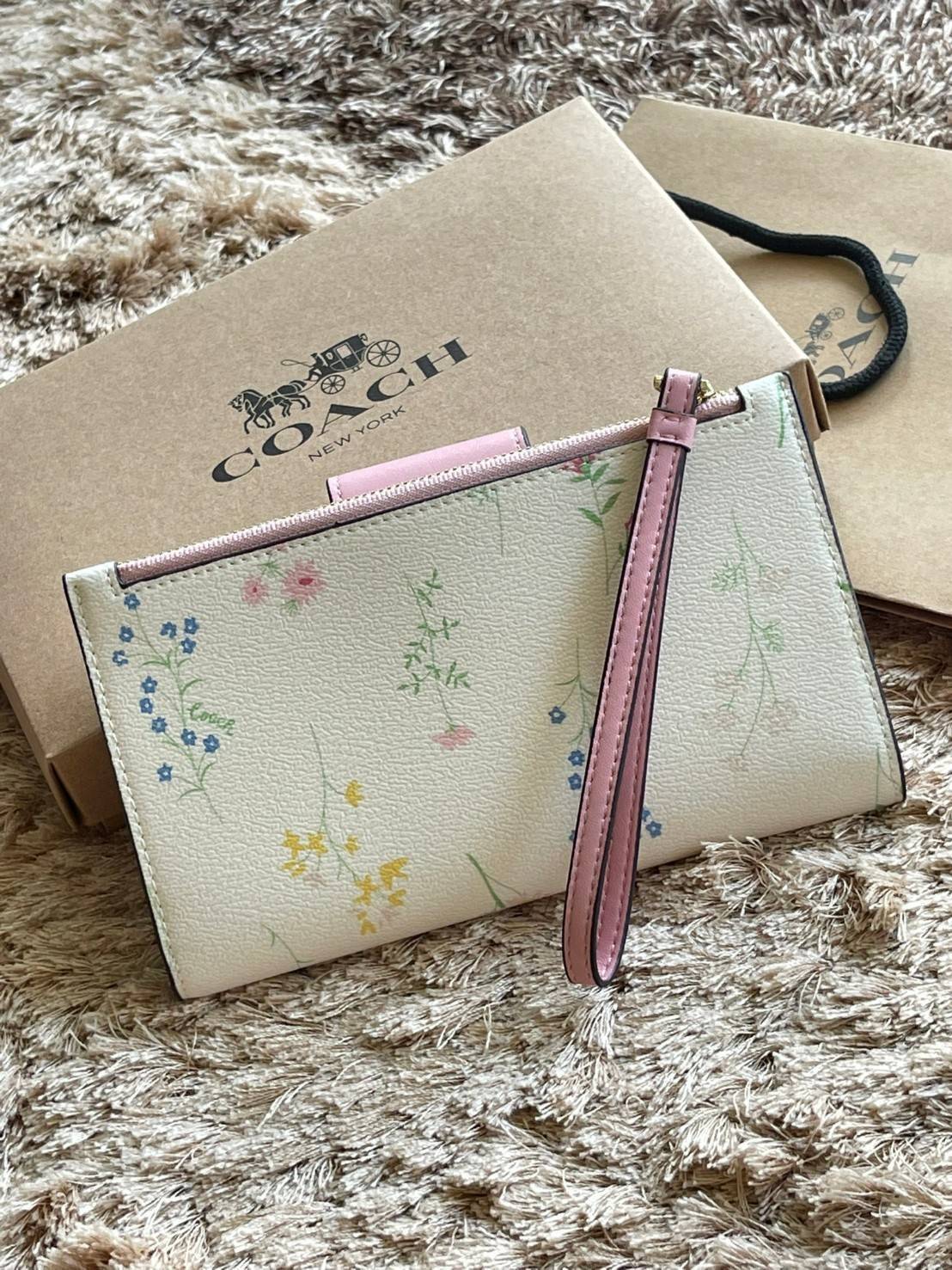 COACH TECH WALLET IN SIGNATURE CANVAS อีกหนึ่ง collection ของกระเป๋าสตางค์ที่ดีไซน์ทันสมัยให้ใช้งานได้แบบครบครัน เป็นกระเป๋าสตางค์ ที่มีช่องสำหรับใส่โทรศัพท์มือถือ ธนบัตร เหรียญ และบัตรต่าง ๆ ใช้งานแบบ2ด้าน เพิ่มความสะดวกสบายด้วยสายคล้องมือ ช่วยให้พกไปไหน