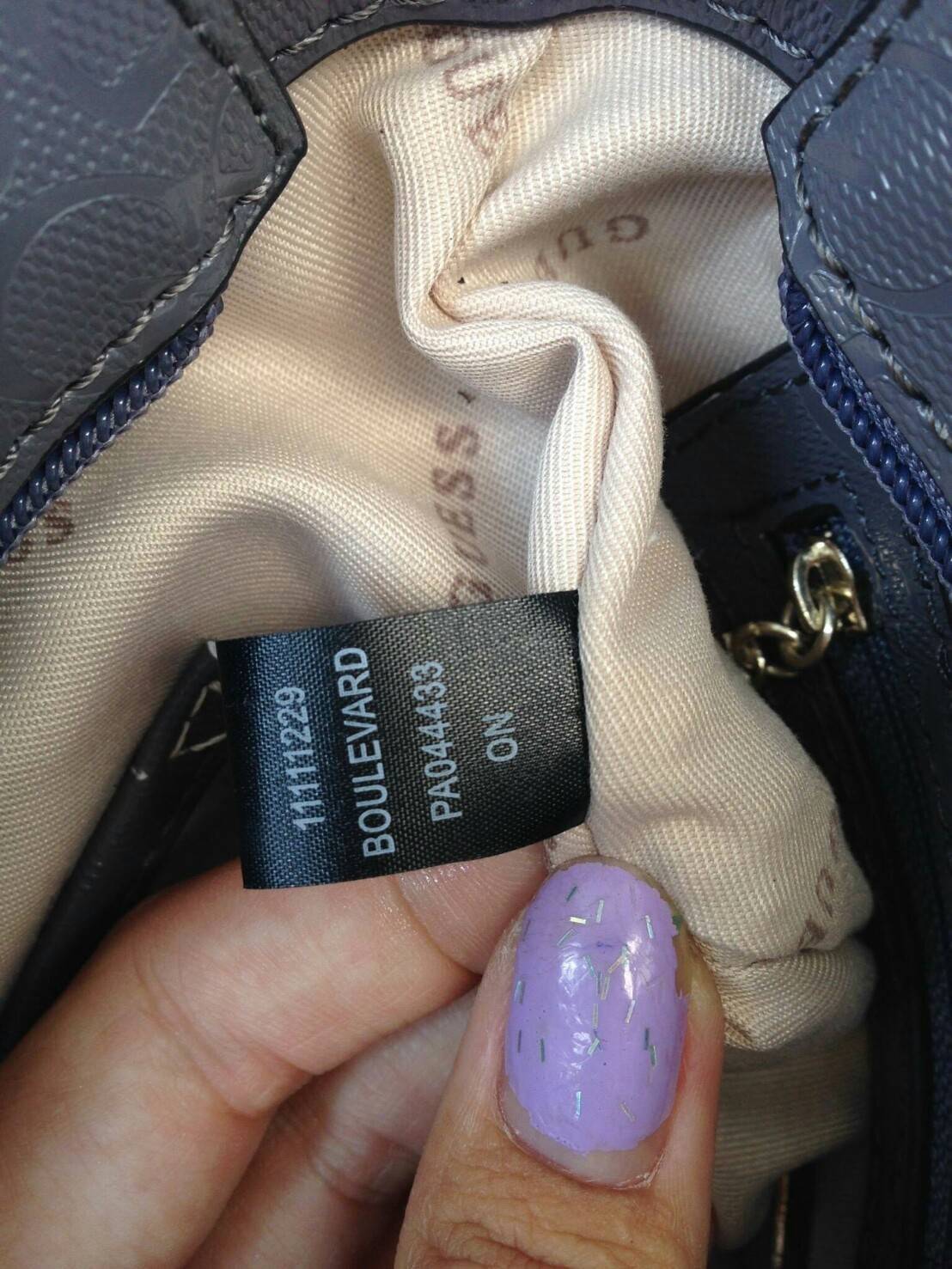 GUESS DELANEY SAFFIANO MINI CROSSBODY BAG WITH STAR กระเป๋าถือหรือสะพาย GUESS FACTORY วัสดุหนังลาย Saffiano ประดับอะไหล่เงินรูปดาวสุดชิค ขนาดกำลังดี น้ำหนักเบา ด้านหน้าประดับ logo พร้อมกับ พวงกุญแจ Signature แบรนด์ที่หูหิ้ว ถอดเเยกใช้ได้ เปิดปิด ด้วยซิป ภ