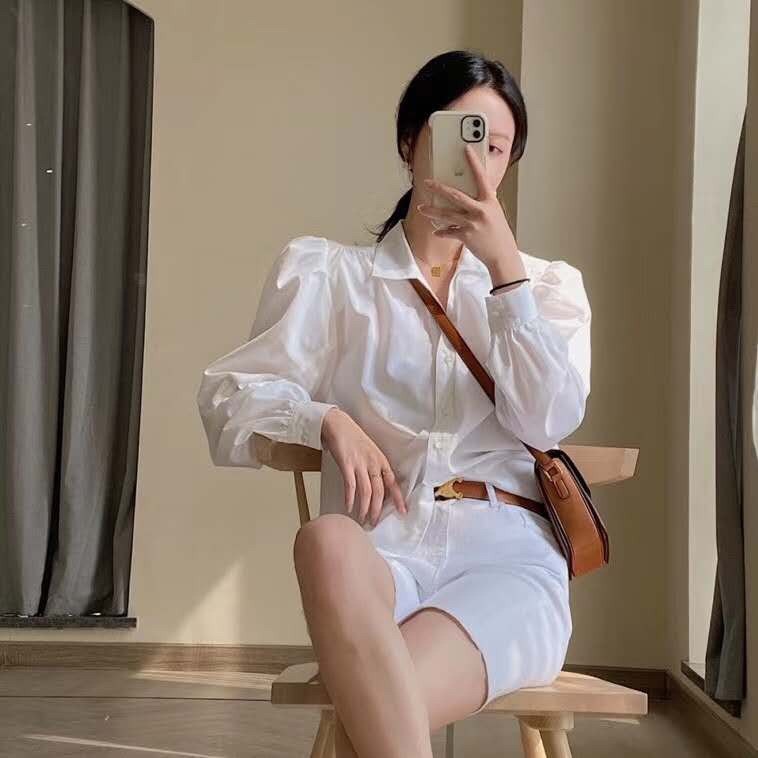 พร้อมส่งรุ่นขายดี!! CELINE CROSSBODY VIP GIFT WITH PURCHASE GWP กระเป๋าพรีเมี่ยมกิ๊ฟ Limited จาก PARFUME DUTYFREE COUNTER สวยอยู่ทรงเปิดปิดด้วยตัวล้อคด้านหน้า ภายในมีช่องใส่ของหลัก พร้อมช่องซิป ใส่กระเป๋าสตางค์กลาง + มือถือได้ ทรงนี้กำลังมาแรงมาก แมชต์ลุค