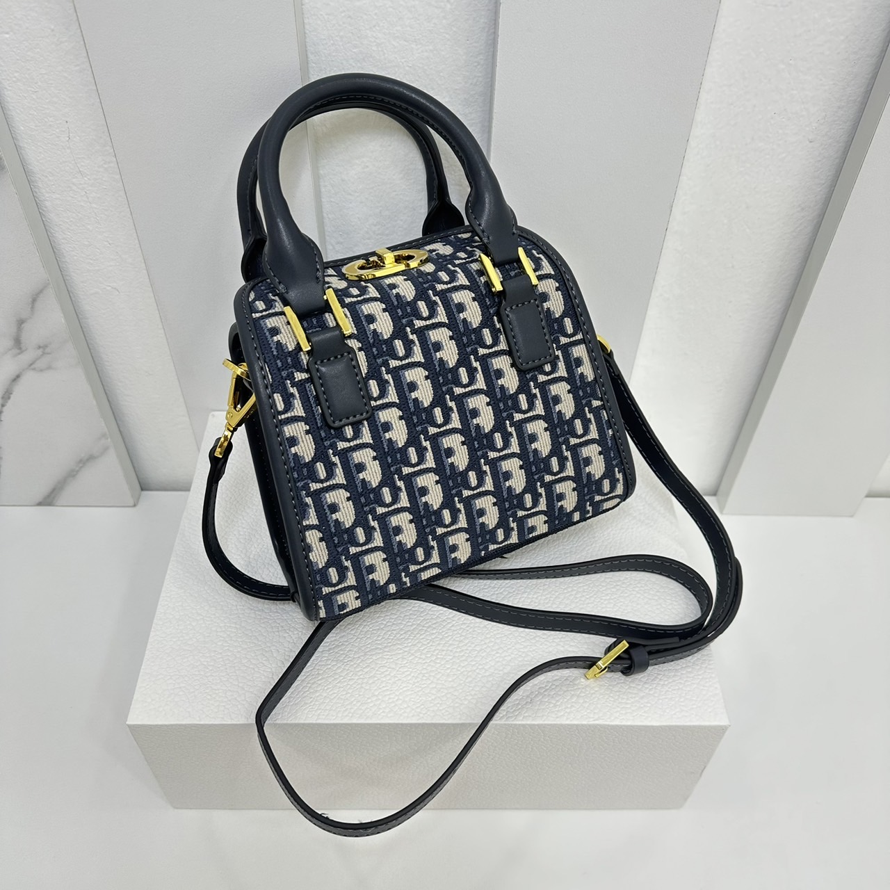 DIOR SMALL BOSTON BAG Blue Oblique Embroidery / DIOR Box Bag กระเป๋าสะพายทรงกล่อง New for Winter 2023 คอลผู้ดี สวยหรู ตอบโจทย์และแมทช์ได้กับทุกลุคทุกสไตล์