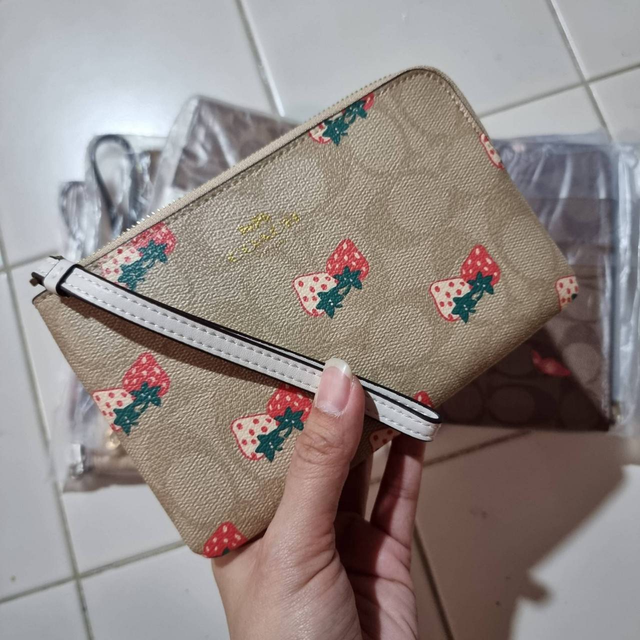 COACH 2972 CORNER ZIP WRISTLET IN SIGNATURE CANVAS WITH BUTTERFLY PRINT มาแล้วจ้า ไอเท็มสุดปัง!! ฮิตไม่เลิก!! พร้อมลวดลายสุดคิ้วท์ น่ารักน่าใช้ขึ้นไปอีก กระเป๋าคล้องมือ ขนาดเหมาะพกพา วัสดุหนังแคนวาส ภายในเป็นช่องโล่ง ใส่ธนบัตร หรือใส่บัตร ใส่เหรียญ ได้หมด