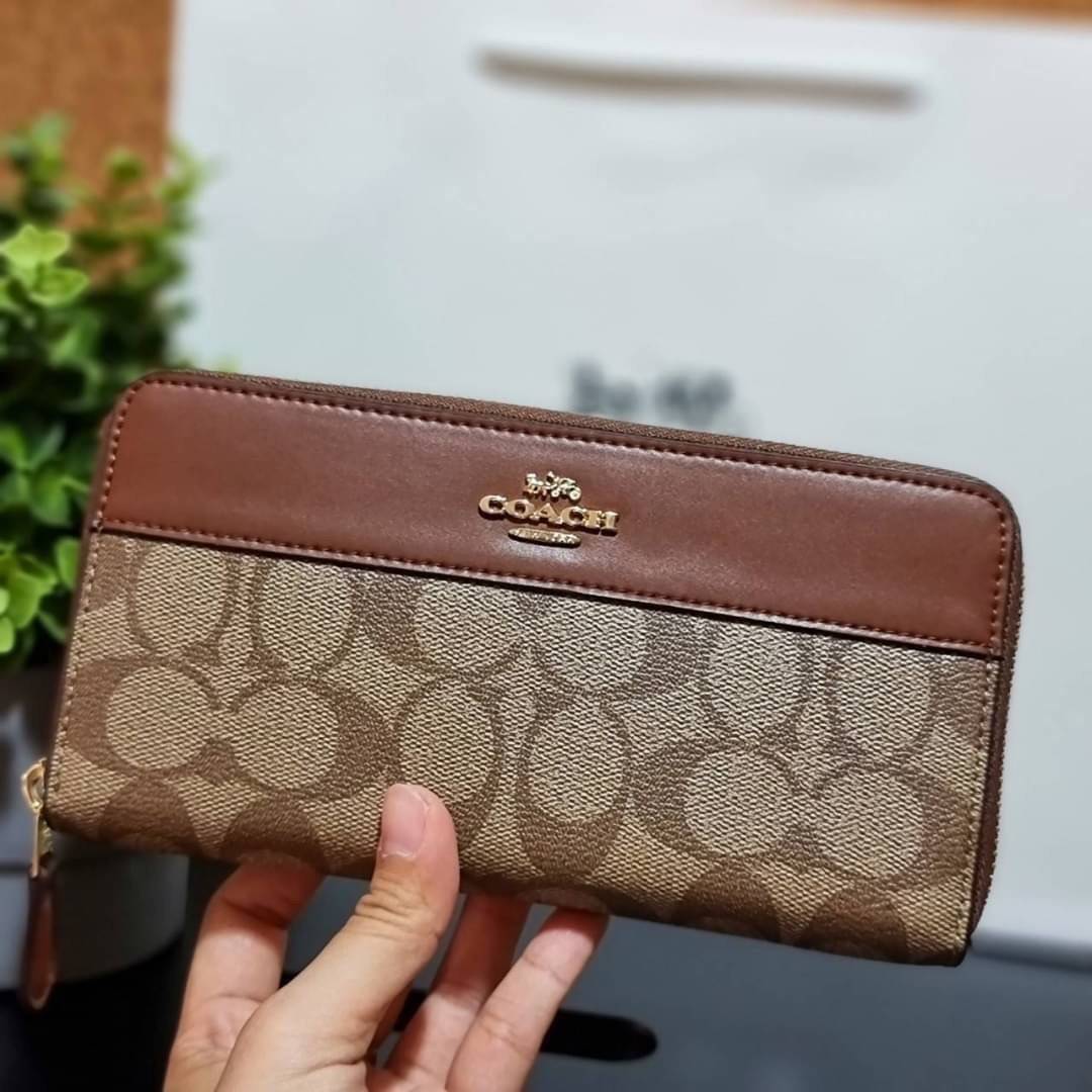 COACH F76873 ACCORDION ZIP WALLET IN SIGNATURE CANVAS Best seller กระเป๋าสตางค์รุ่นคลาสสิค ซิกเนเจอร์ของแบรนด์ ที่ขายดีตลอดกาล วัสดุหนังแคนวาสเคลือบสลับหนังแท้ เปิด-ปิดด้วยซิปรอบ รูดใช้งานง่าย ใส่บัตรได้ มีช่องซิปใส่เหรียญ ใส่มือถือได้ พกใบนี้ใบเดียวเอาอย