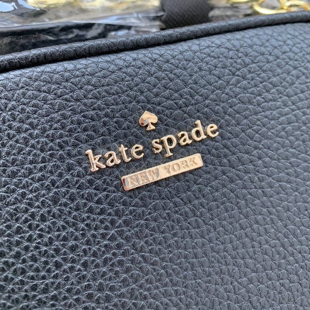 ของแท้ 💯% Kate spade New York mini shoulder bag กระเป๋าสะพายหนังนิ่ม สวยอยู่ทรง ด้านหน้าประดับโลโก้แบรนด์ อะไหล่ทอง น้ำหนักเบา มี2ช่องซิป แยกเป็นสัดส่วน ภายในมีช่องซิป 1 ช่อง และช่องใส่ของจุกจิก 1ช่อง จุของได้เยอะ สายสะพายปรับระดับได้ค่ะ